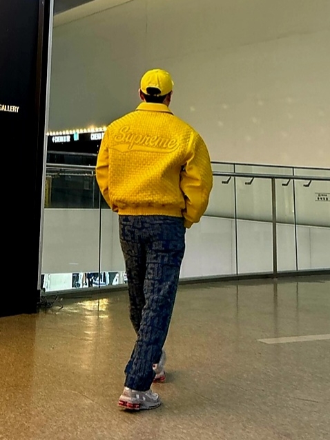 Supreme Woven Leather Varsity Jacket Yellow - 23FW, Supreme Pigment Print S Logo 6-Panel Yellow - 23FW 착용 스타일 - 3