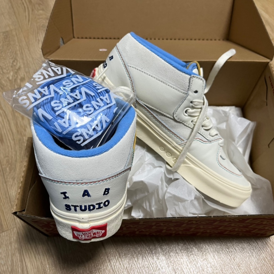 Vans x IAB Studio Half Cab Marshmallow Antique White 착용 스타일