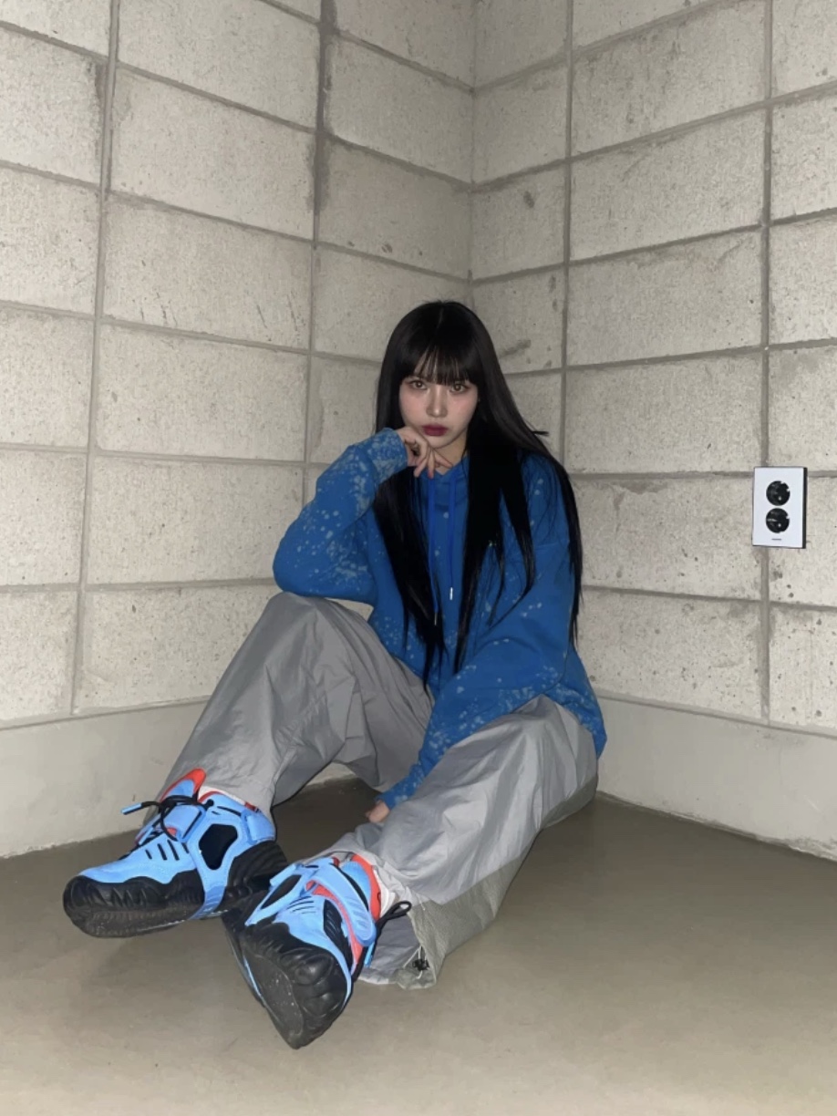 Nike x Ambush Air Adjust Force SP University Blue and Habanero Red, (W) UGG Classic Mini II Boots Chestnut 착용 스타일 - 4