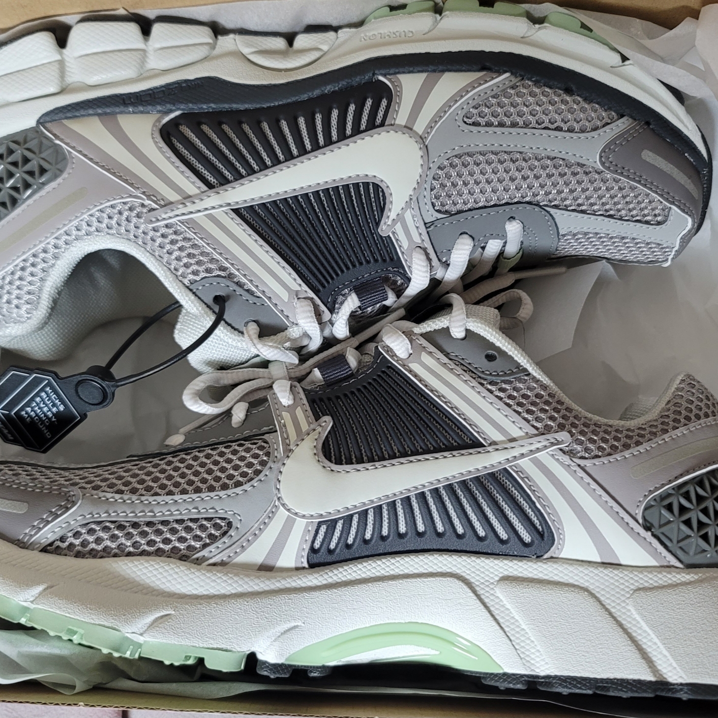 (W) Nike Zoom Vomero 5 Cobblestone and Flat Pewter 착용 스타일 - 1