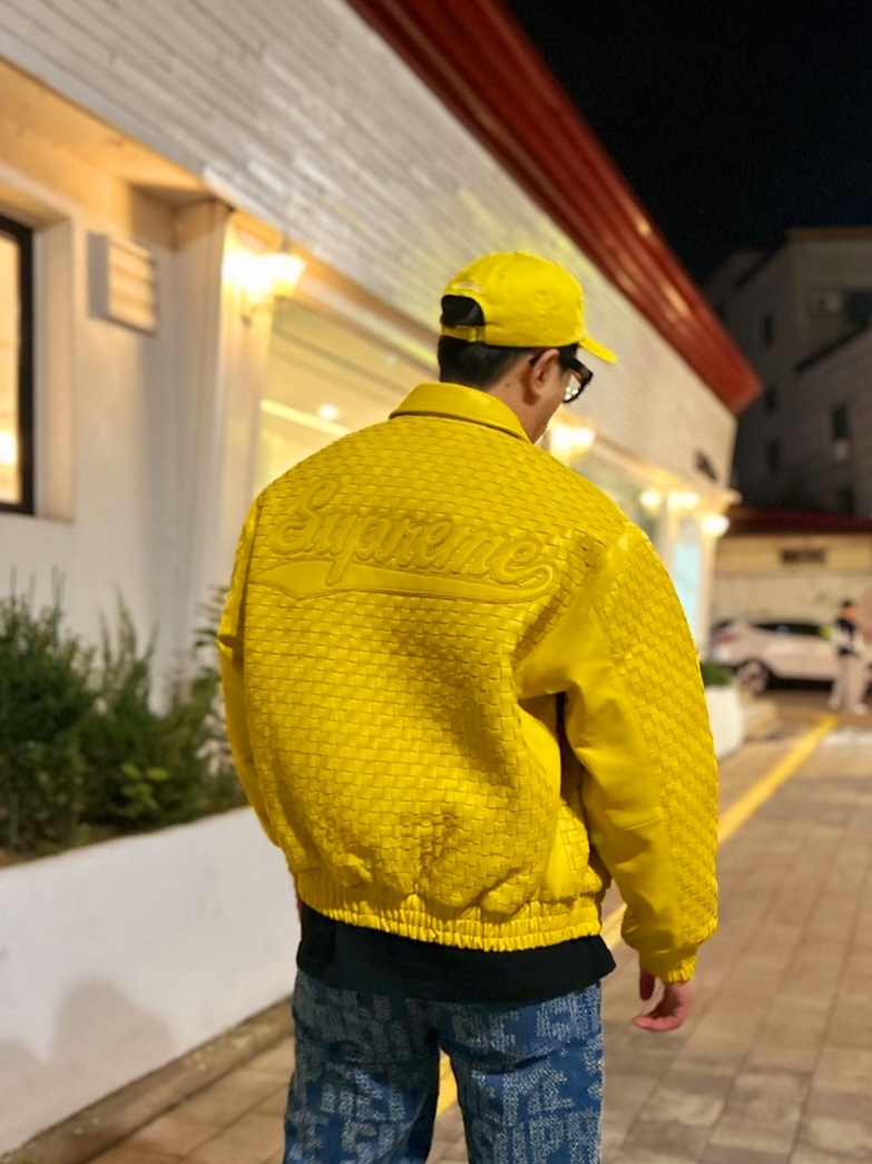 Supreme Woven Leather Varsity Jacket Yellow - 23FW, Supreme Pigment Print S Logo 6-Panel Yellow - 23FW 착용 스타일 - 1