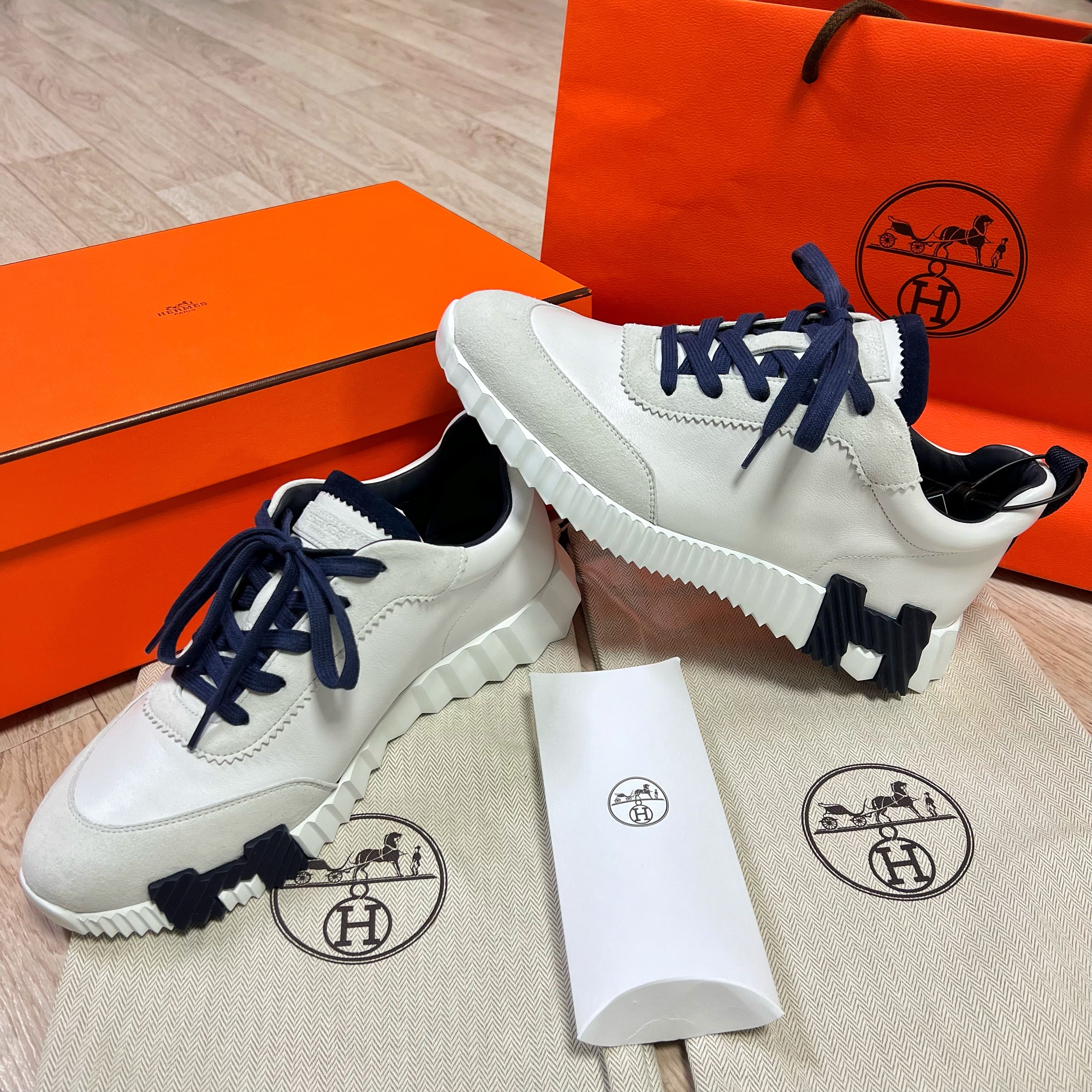 Hermes Bouncing Sneakers Calfskin Suede Goatskin & Blanc 착용 스타일