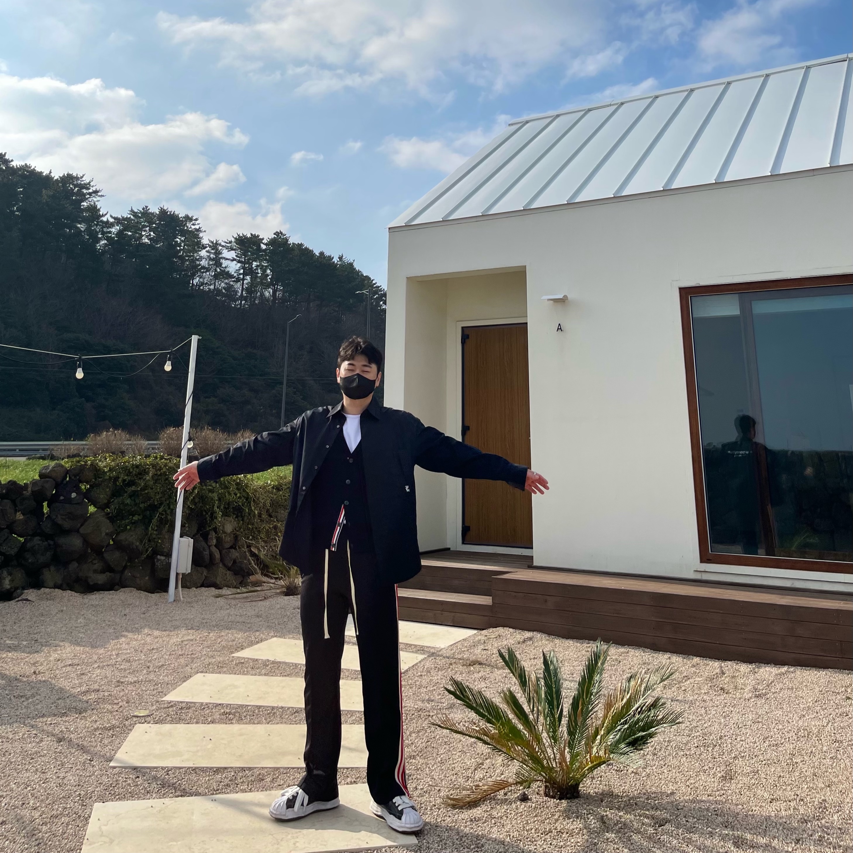 Wooyoungmi Cotton Back Logo Shirt Black - 22FW, Maison Mihara Yasuhiro Blakey OG Sole Leather Low-top Sneakers Black 착용 스타일 - 2