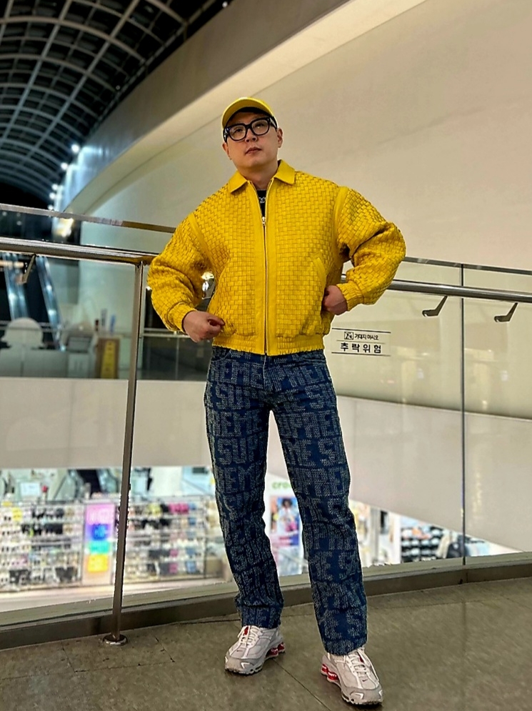 Supreme Woven Leather Varsity Jacket Yellow - 23FW, Supreme Pigment Print S Logo 6-Panel Yellow - 23FW 착용 스타일 - 5
