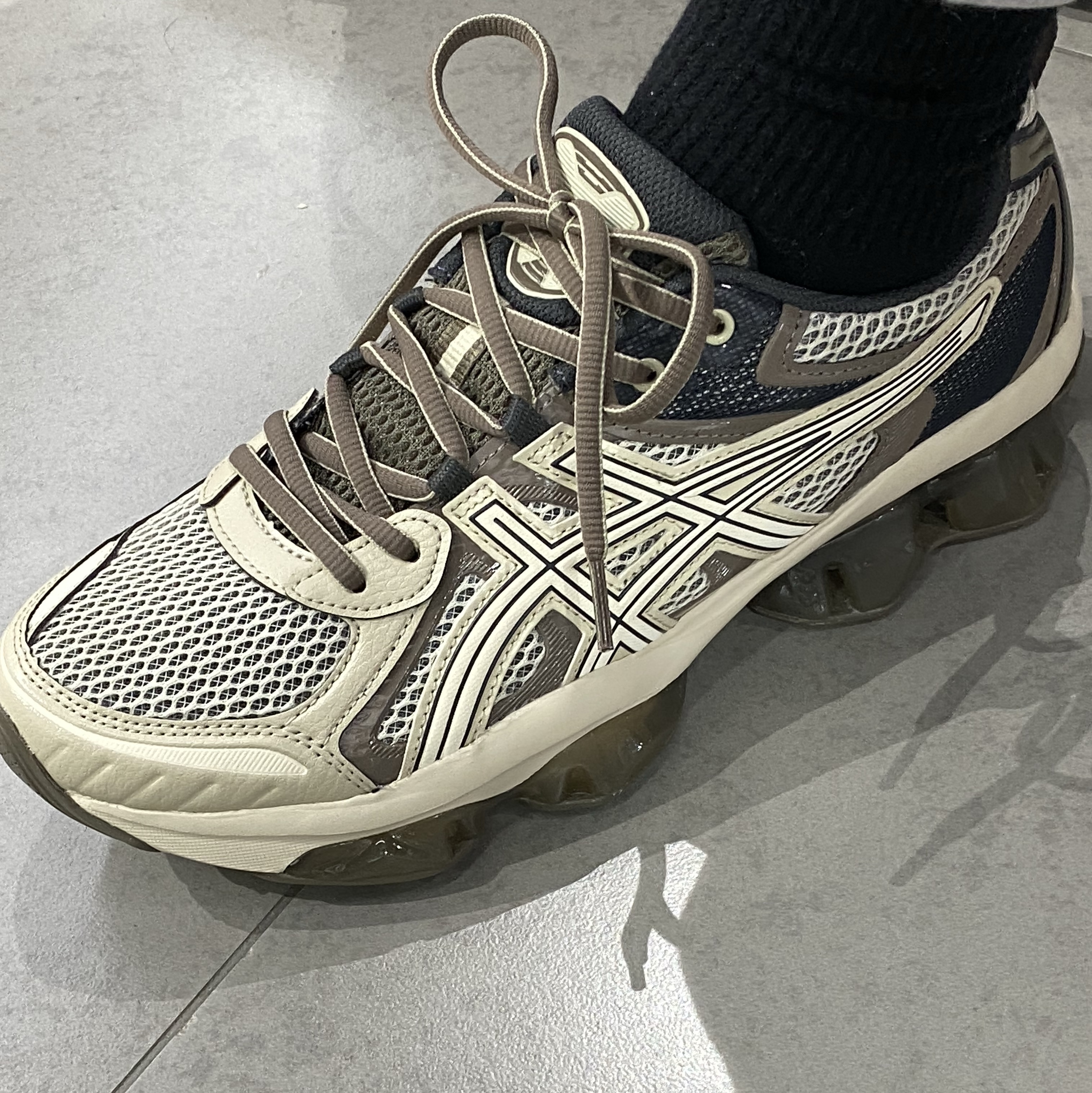 Asics Gel-Quantum Kinetic Birch Dark Taupe 착용 스타일 - 1
