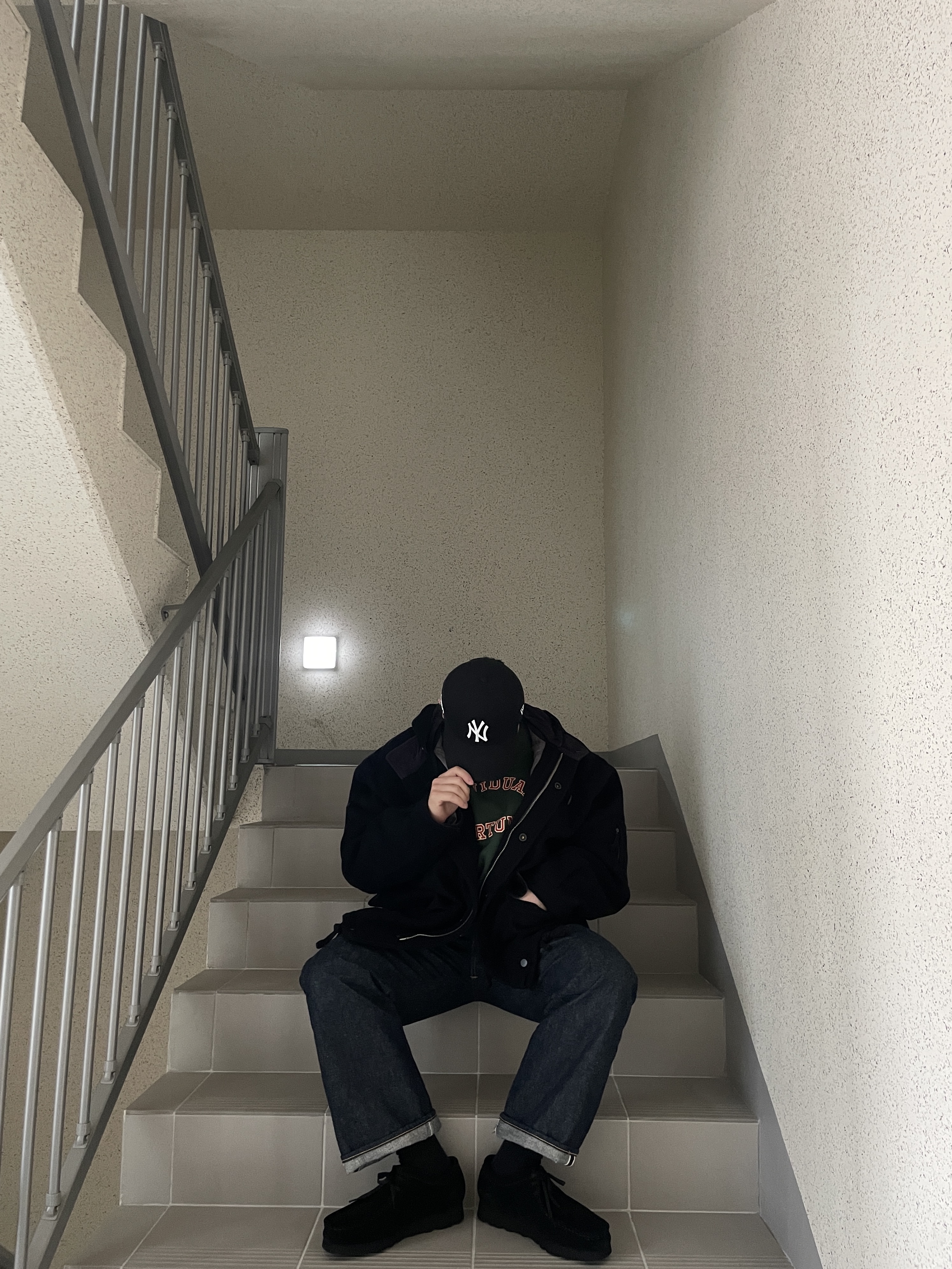 Clarks Wallabee Gore-Tex Black Suede, New Era x MoMA New York Yankees Cap Black 착용 스타일 - 1