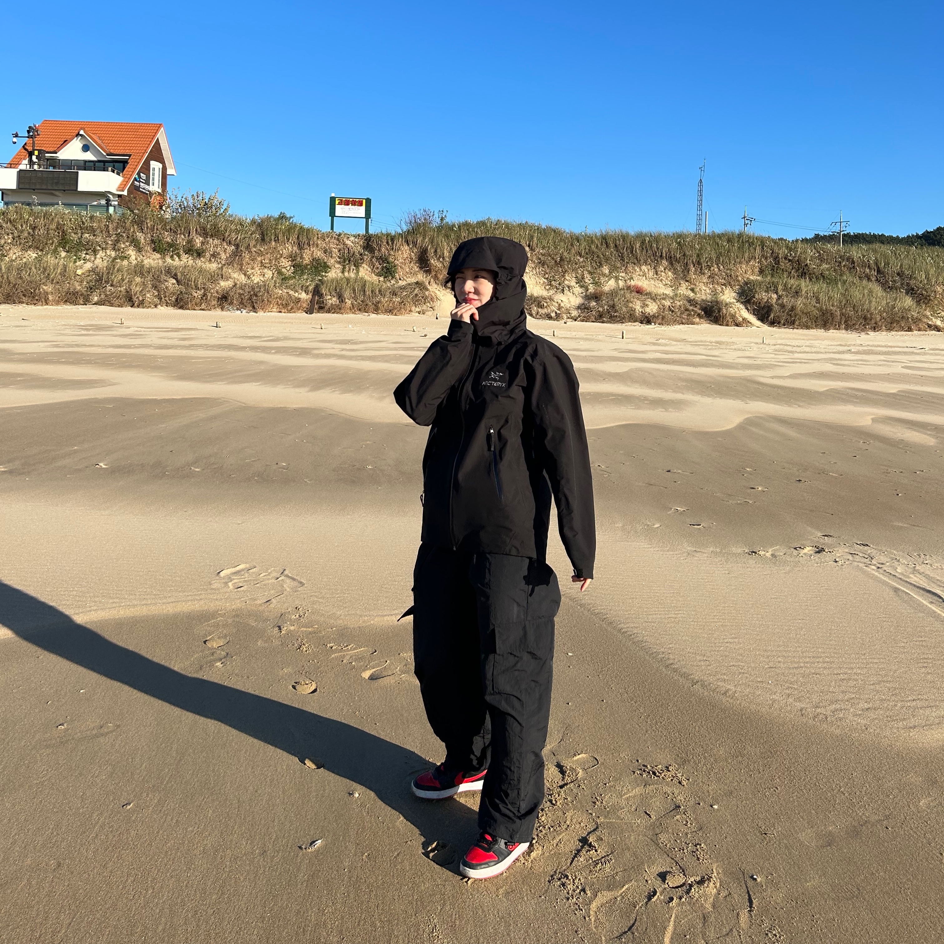 Arc'teryx Beta LT Jacket Black 착용 스타일