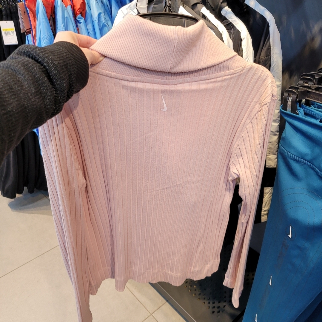 (W) Nike Yoga Luxe Fuzzy Ribbed Long Sleeve Pink Oxford - Asia 착용 스타일 - 2