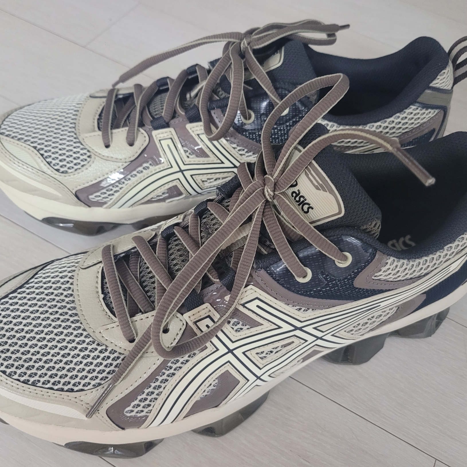Asics Gel-Quantum Kinetic Birch Dark Taupe 착용 스타일 - 3