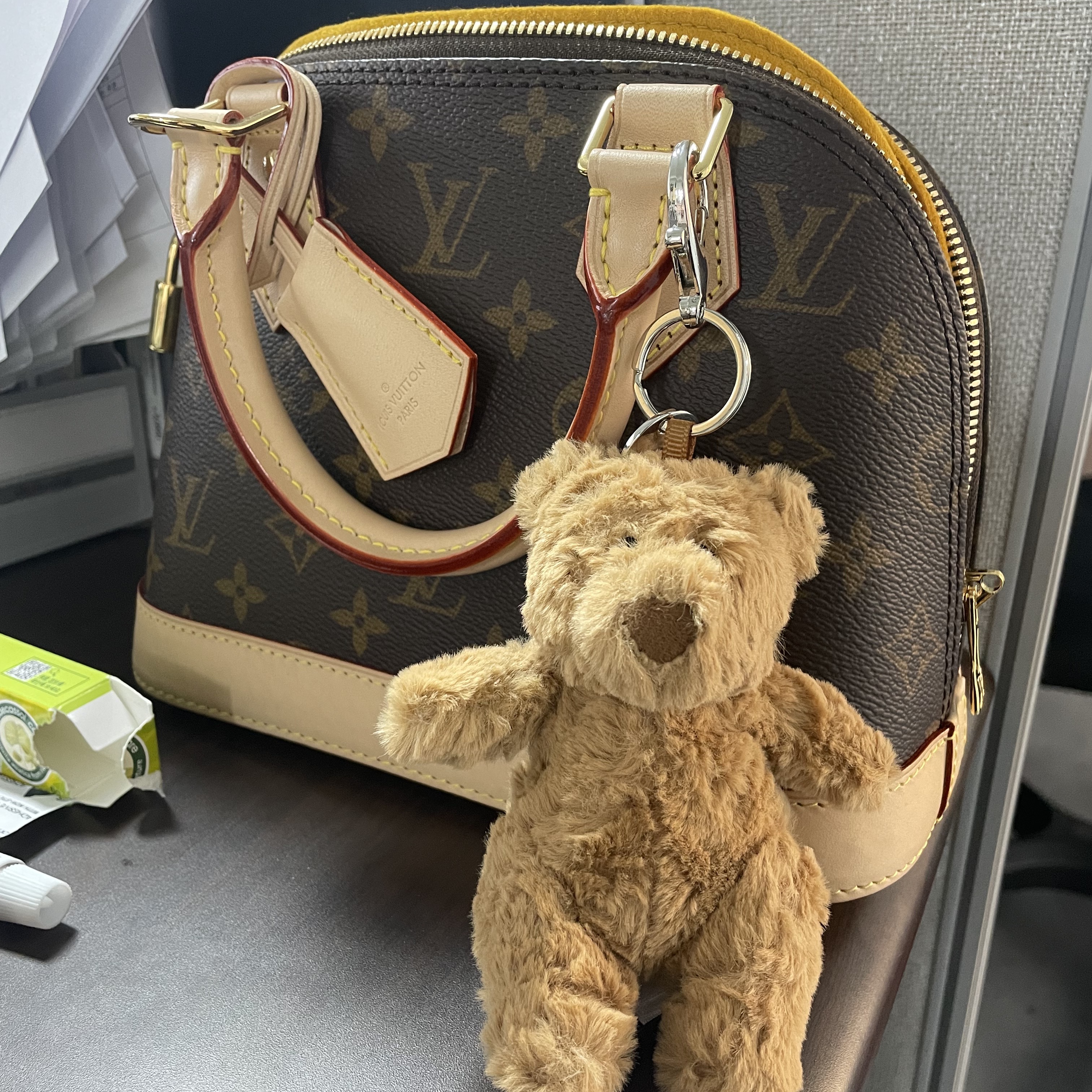 Jellycat Bartholomew Bear Bag Charm Brown 착용 스타일