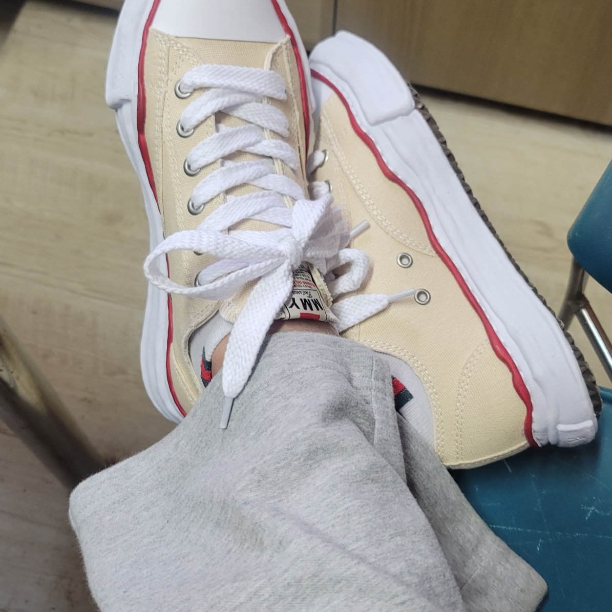 Maison Mihara Yasuhiro Peterson OG Sole Canvas Low-top Sneakers Natural 착용 스타일