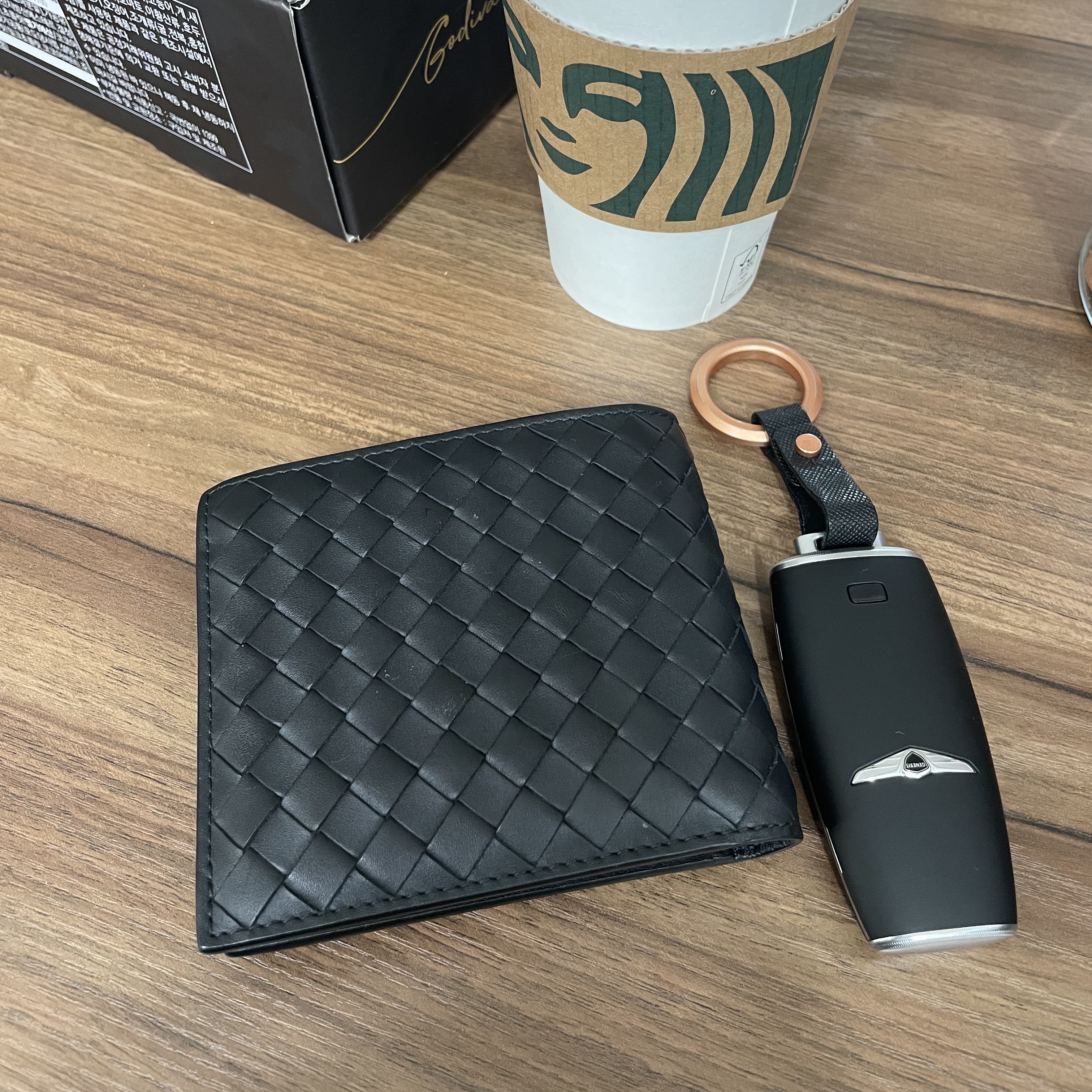 Bottega Veneta Bi-Fold Wallet Black 착용 스타일