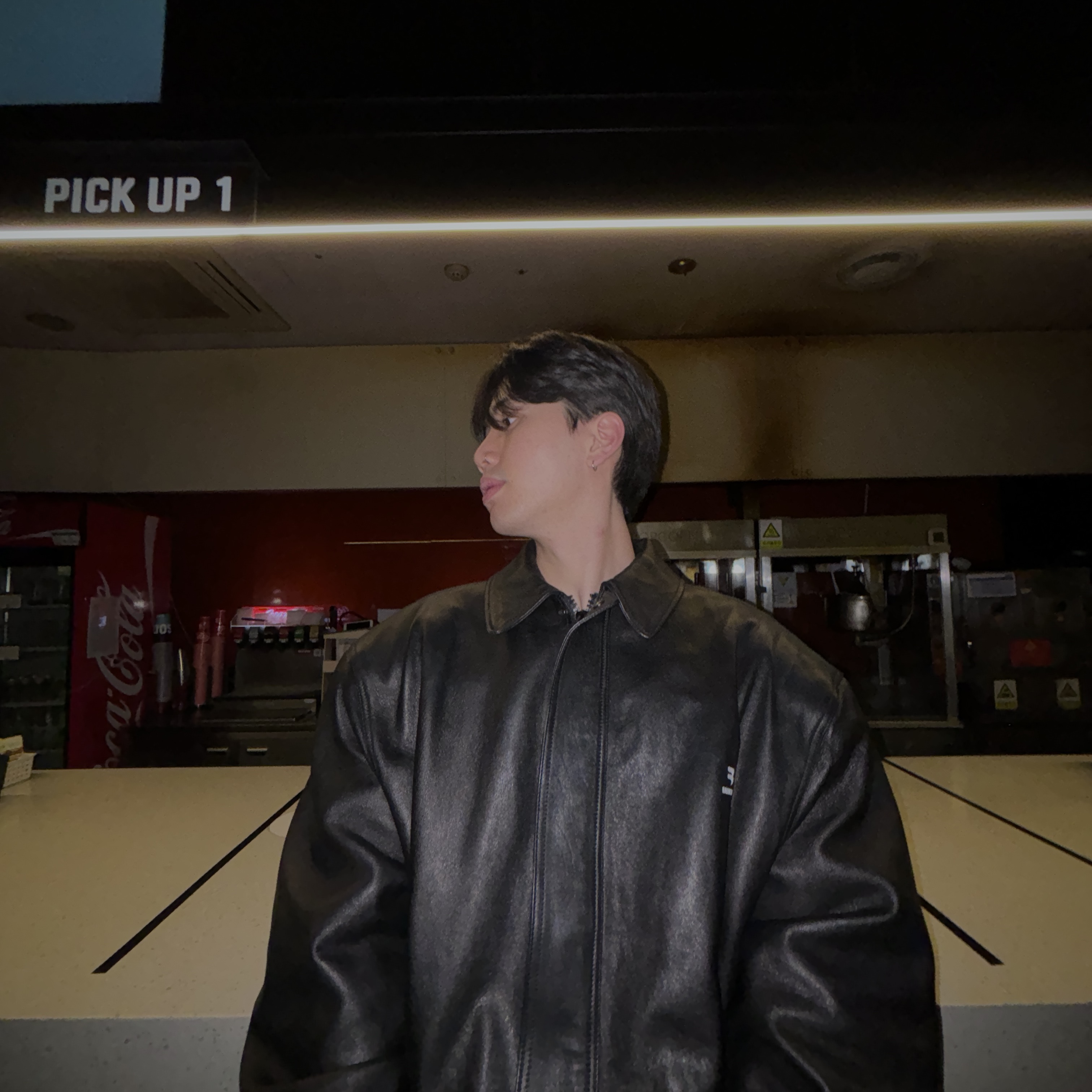 Balenciaga Sporty B Taxi Blouson Black, Arc'teryx Venta Glove Black 착용 스타일 - 9