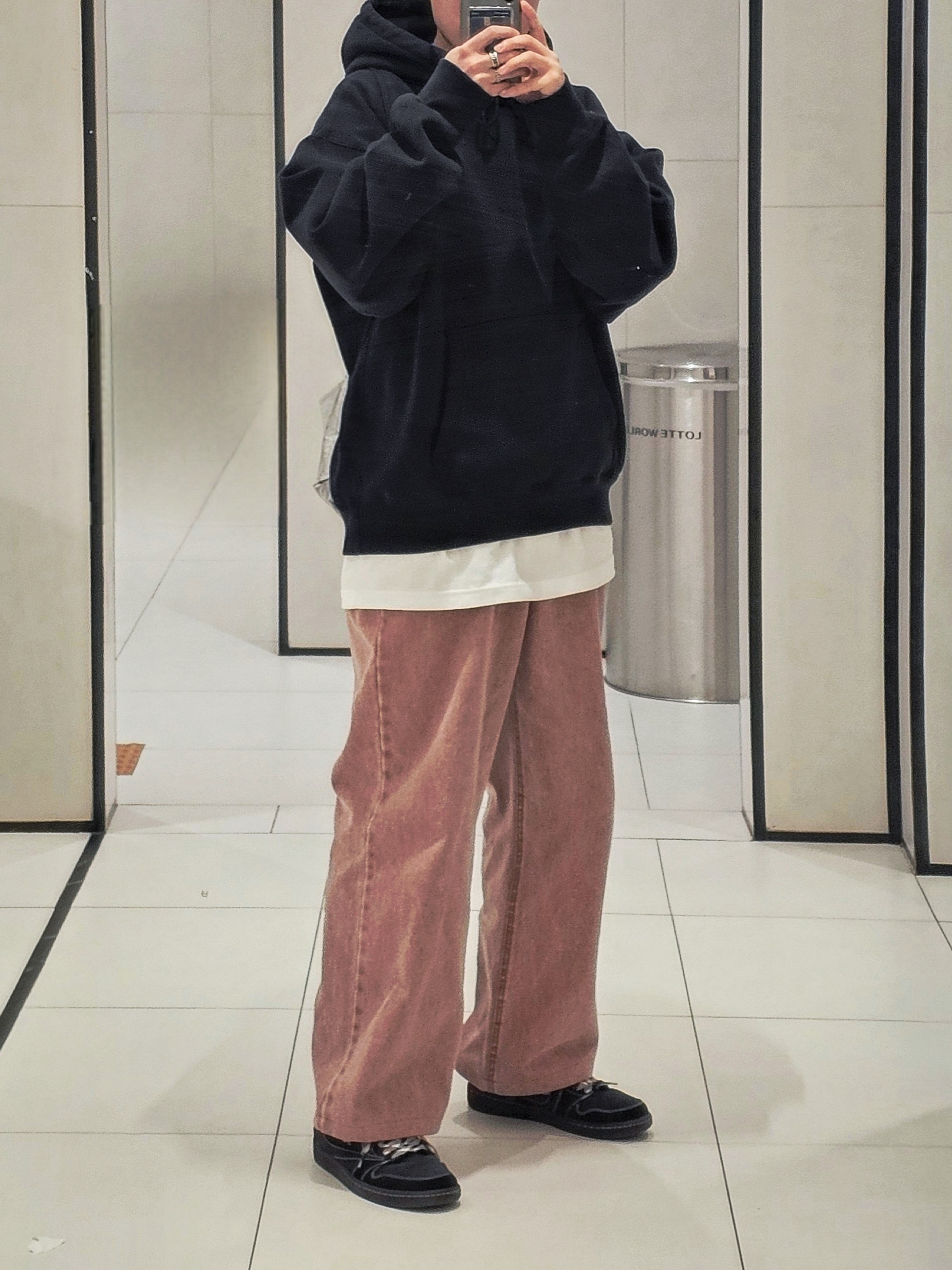 Nike x Stussy NRG RA Washed Pullover Hoodie Black (DN4028-010), Carhartt Loose Fit Heavyweight Regular Short Sleeve Pocket T-Shirt White 착용 스타일