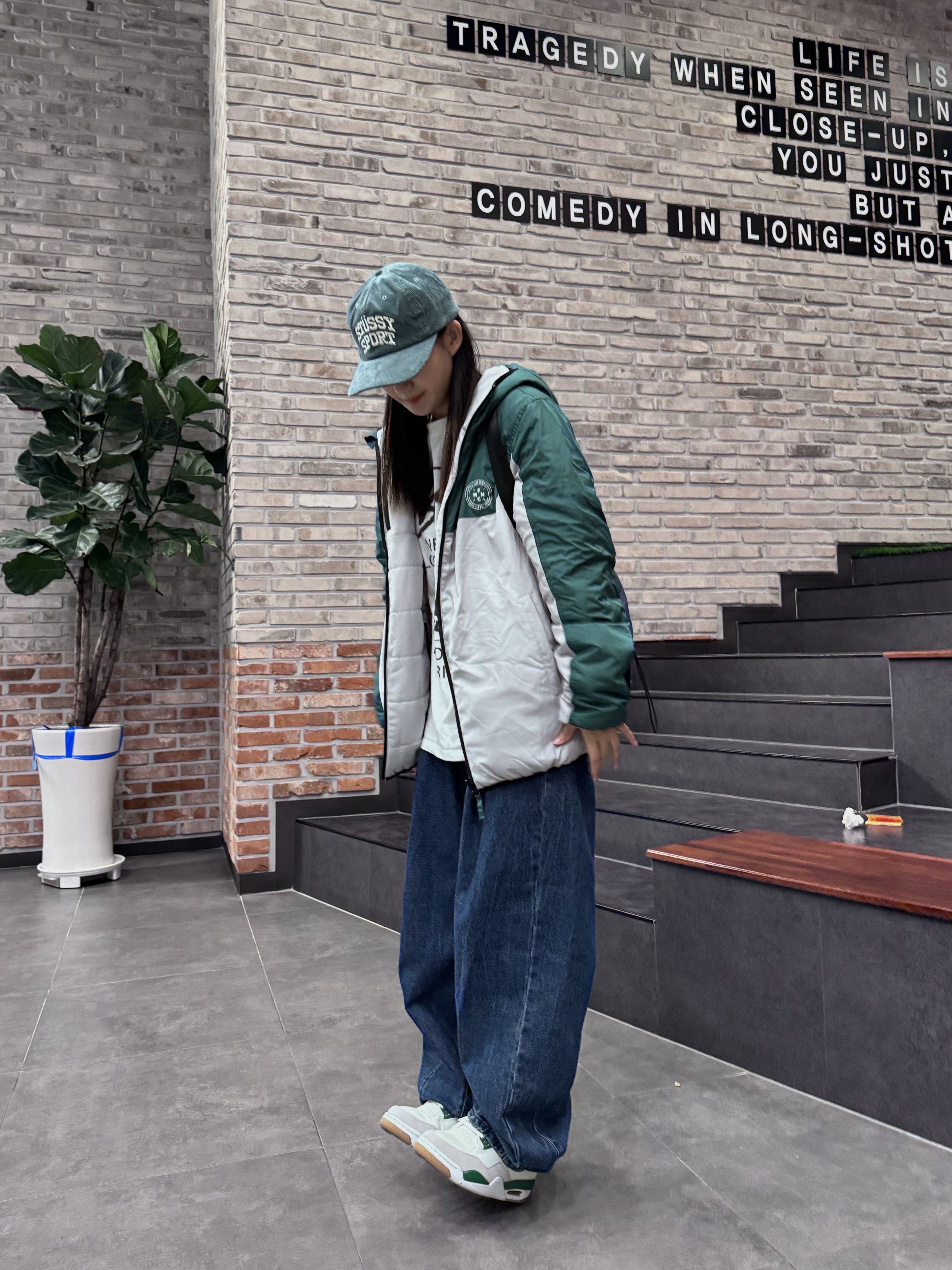Jordan 4 x Nike SB Retro SP Pine Green, Stussy World Tour LS T-Shirt White 2023 착용 스타일 - 1