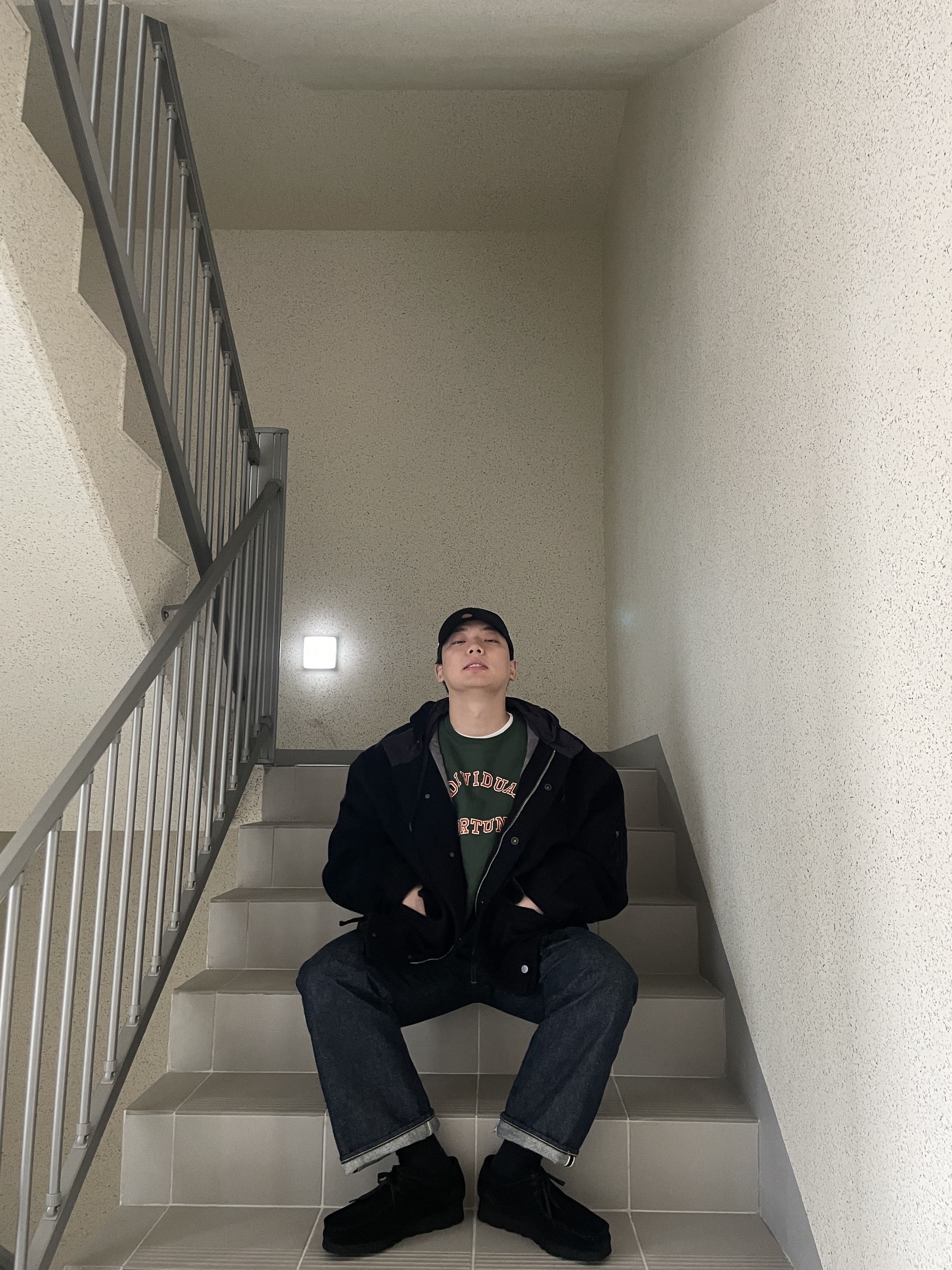 Clarks Wallabee Gore-Tex Black Suede, New Era x MoMA New York Yankees Cap Black 착용 스타일 - 2