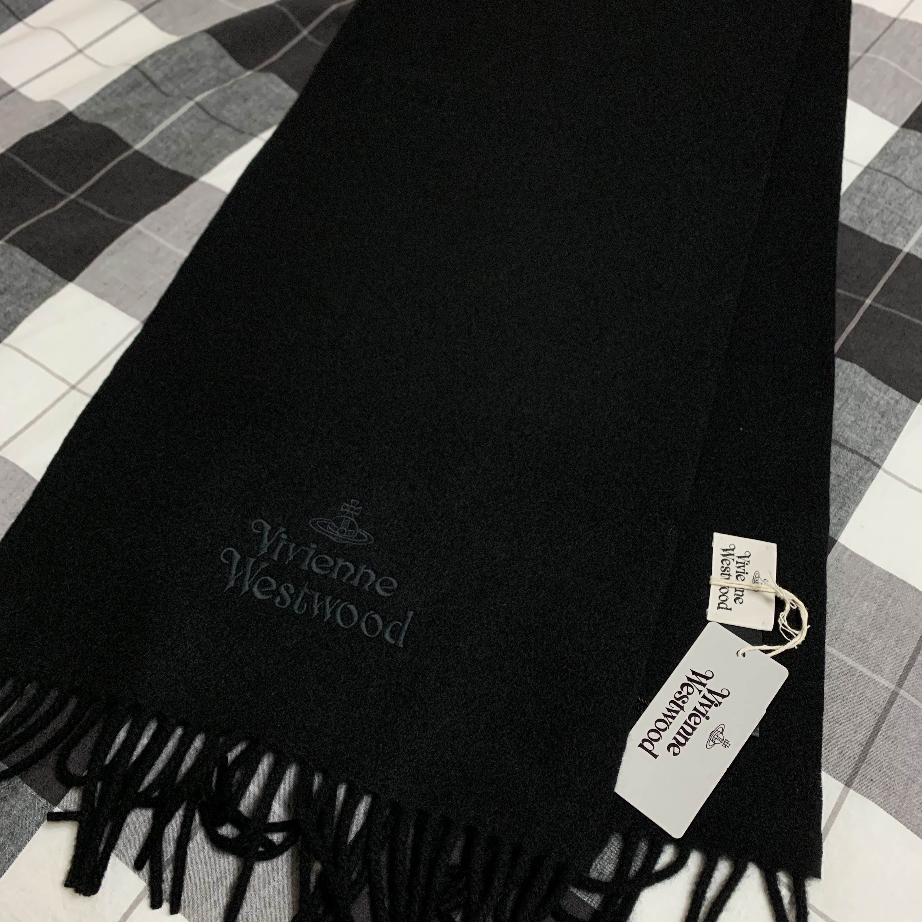 Vivienne Westwood Embroidered Logo Muffler Black 착용 스타일