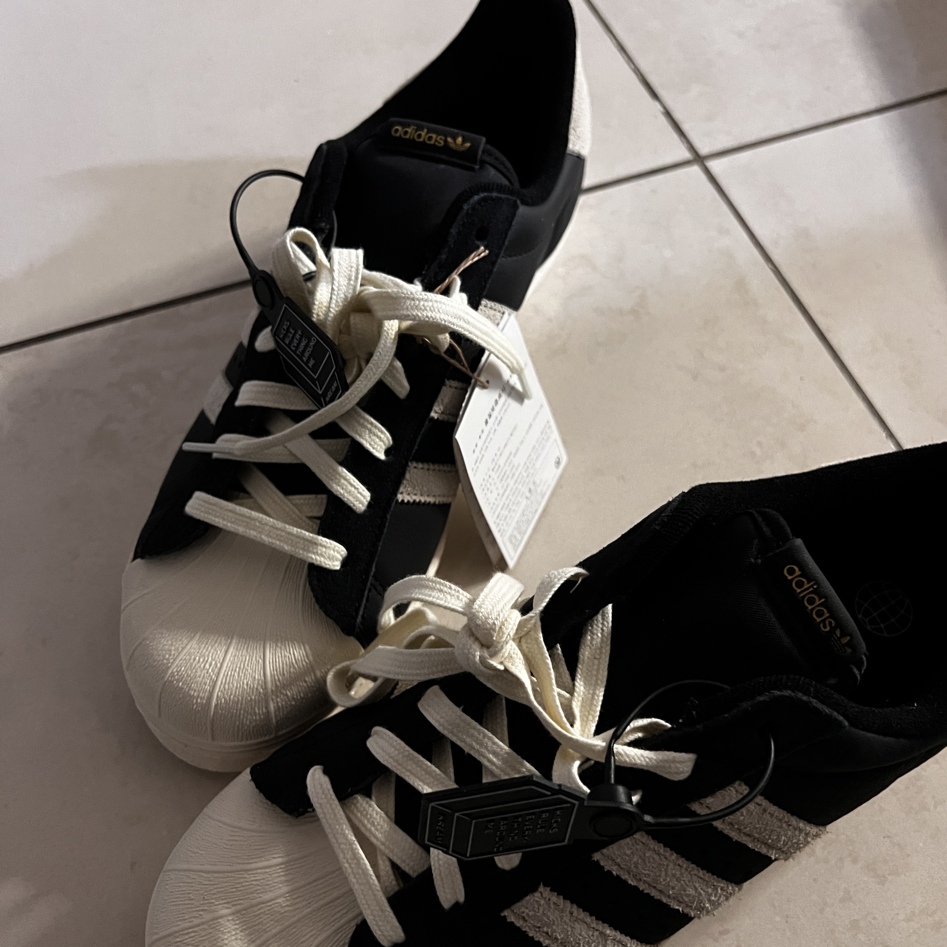 Adidas Superstar 82 Black White 착용 스타일