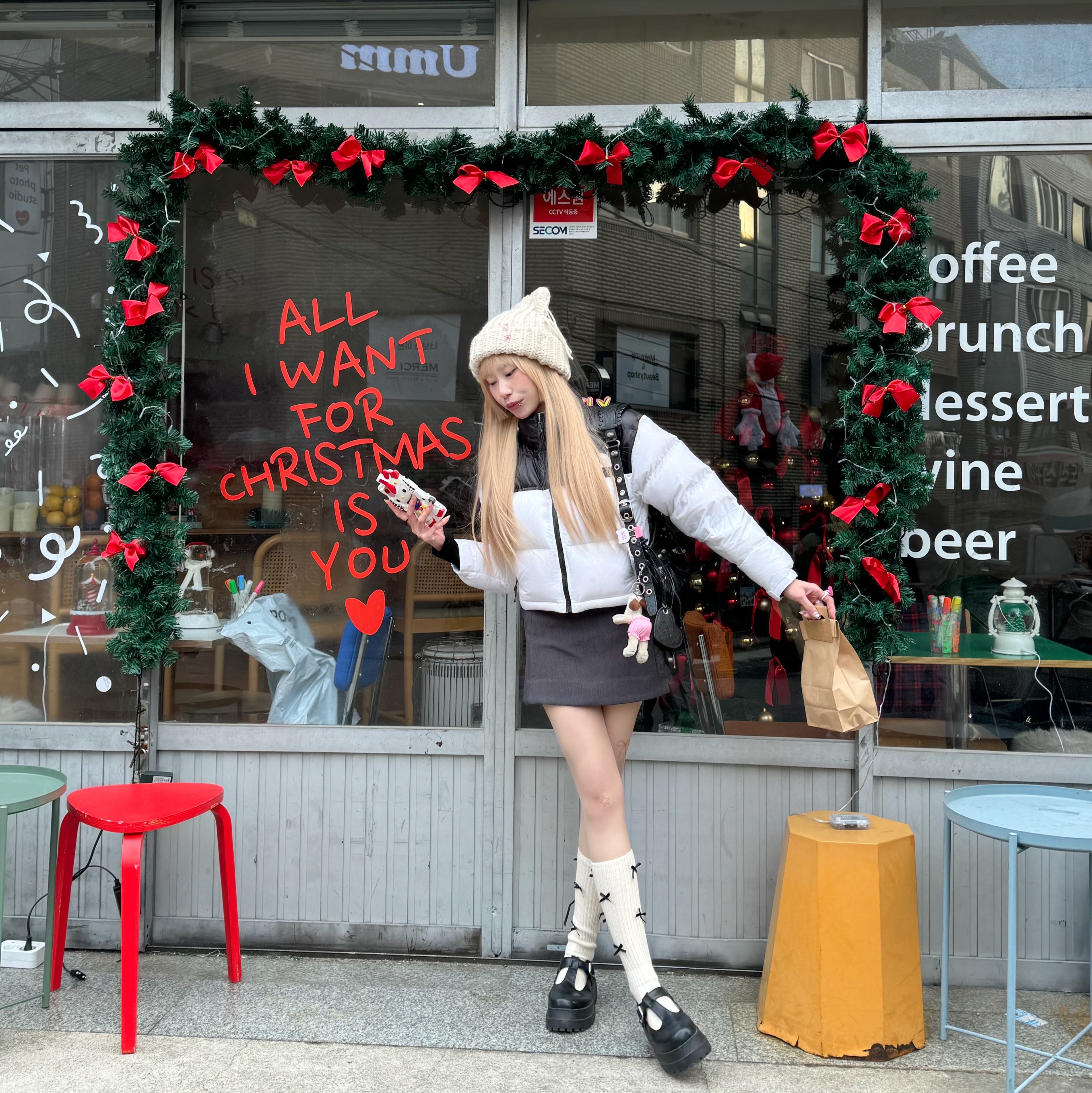 (W) 노스페이스 화이트 라벨 눕시 숏 자켓 화이트, 발렌시아가 아레나 램스킨 르 카골 XS 숄더백 블랙 착용 스타일 - 3