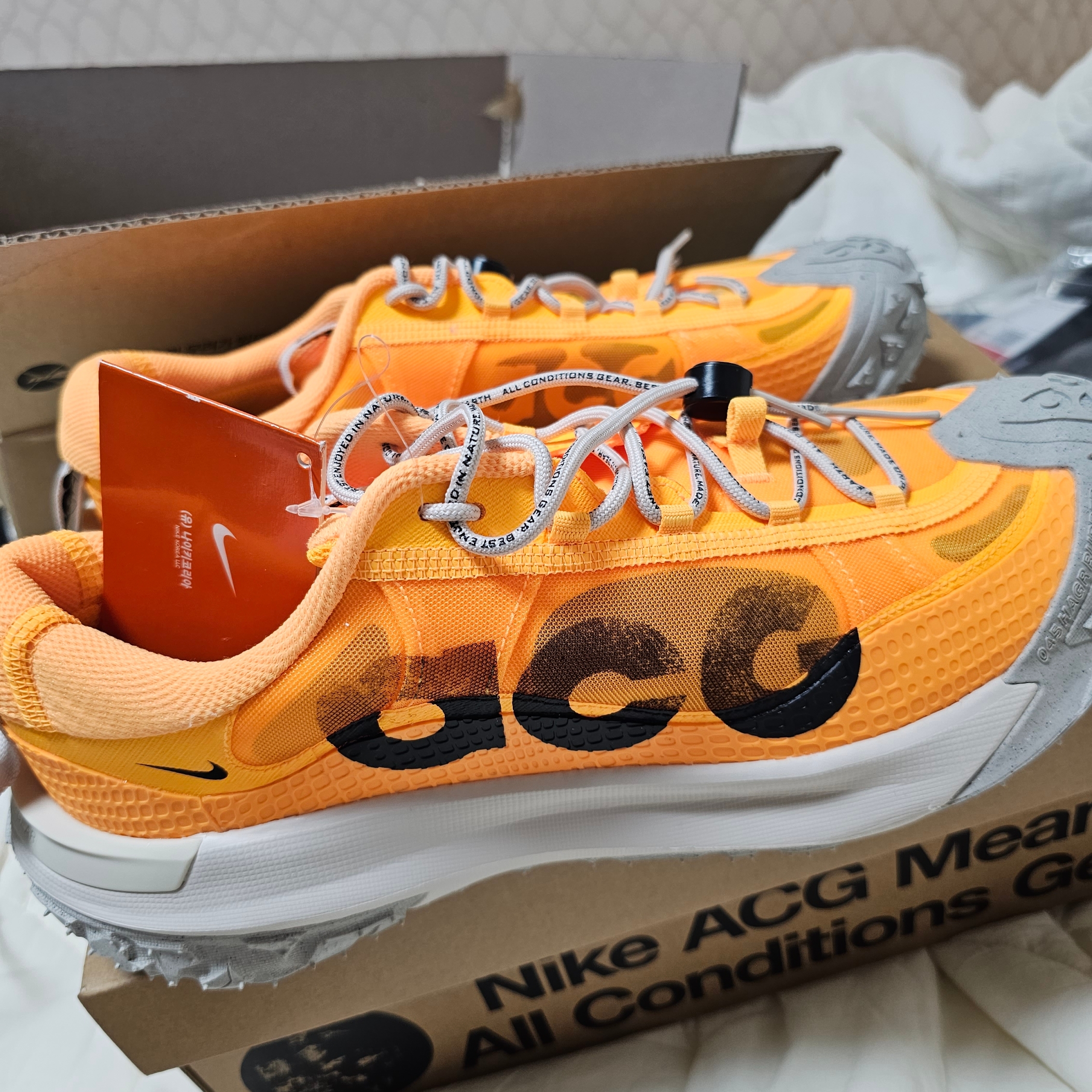 Nike ACG Mountain Fly 2 Low Laser Orange 착용 스타일