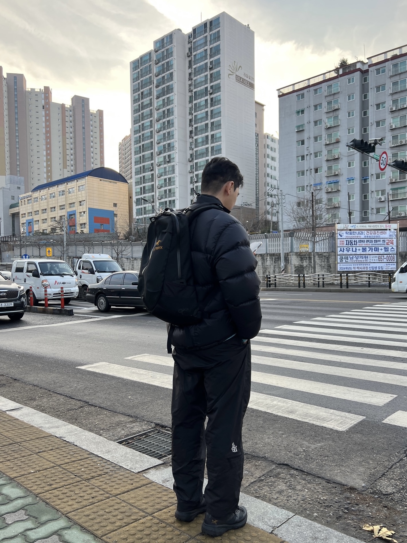 Arc'teryx Arro 22 Backpack 24K Black, Arc'teryx Norvan LD 3 Gore-Tex Black 착용 스타일