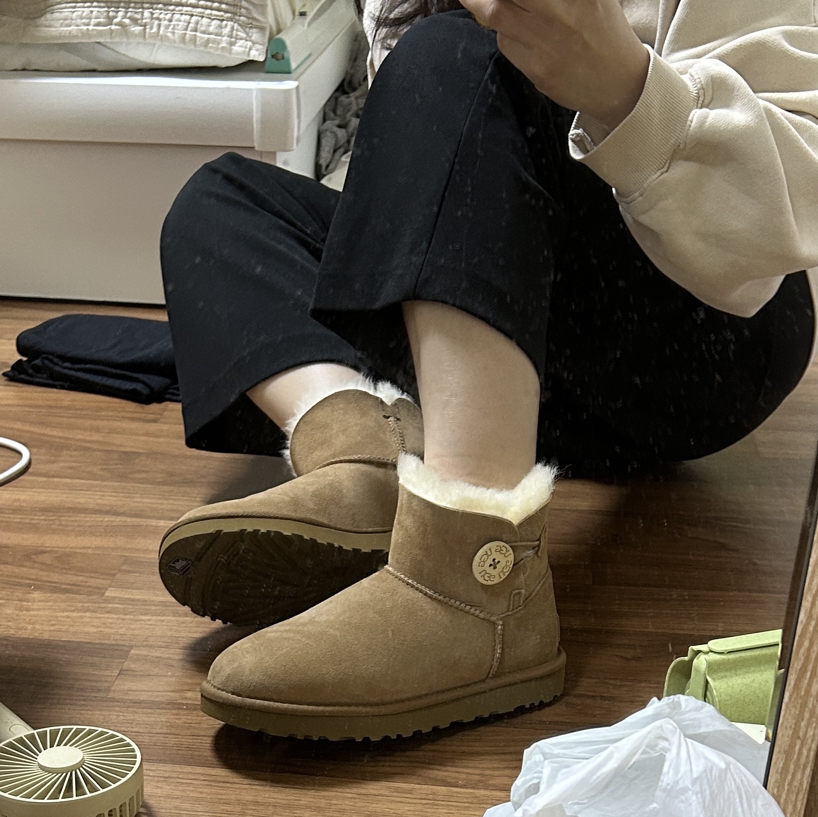 (W) UGG Mini Bailey Button II Boots Chestnut 착용 스타일
