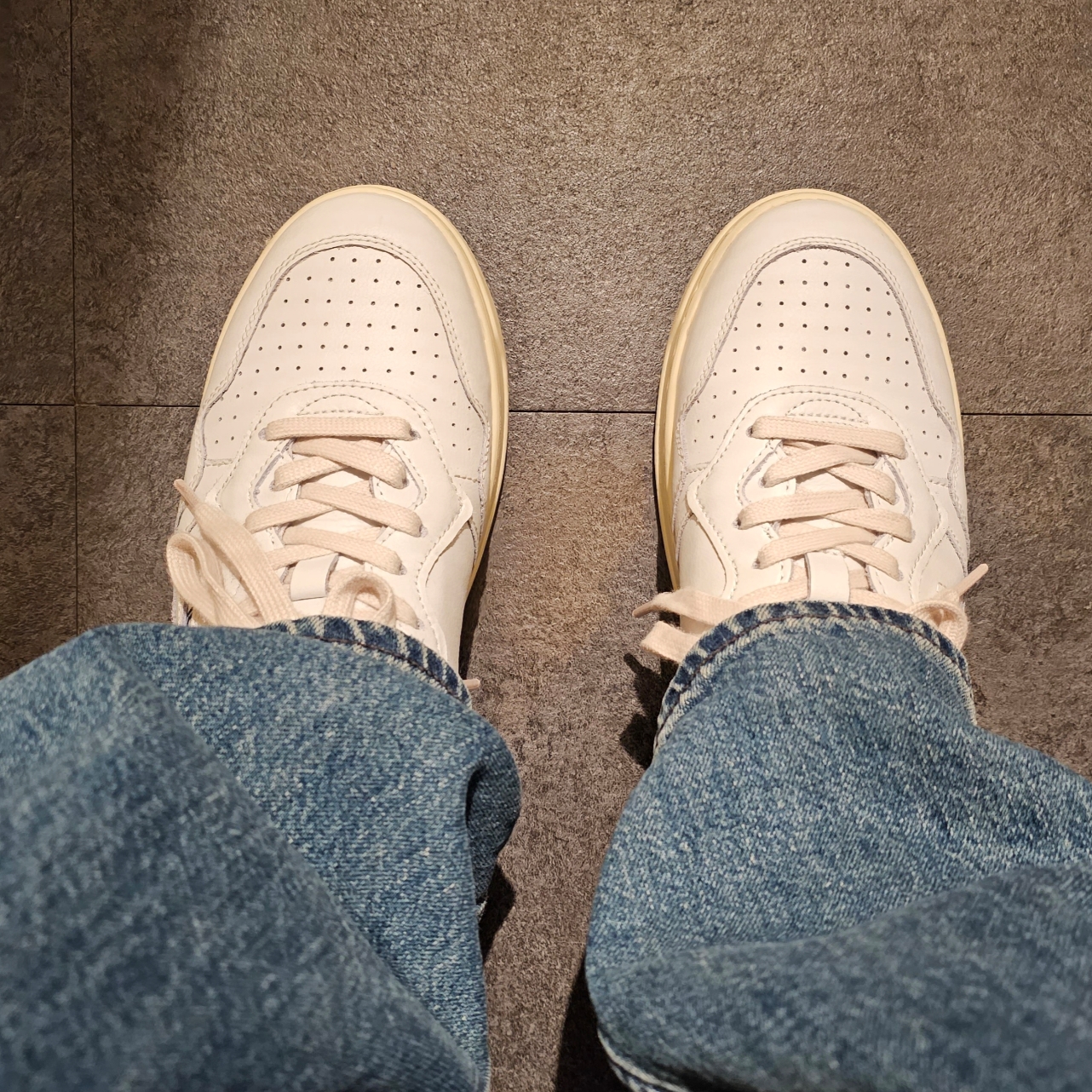Autry Medalist Low Leather Sneakers White 착용 스타일 - 2