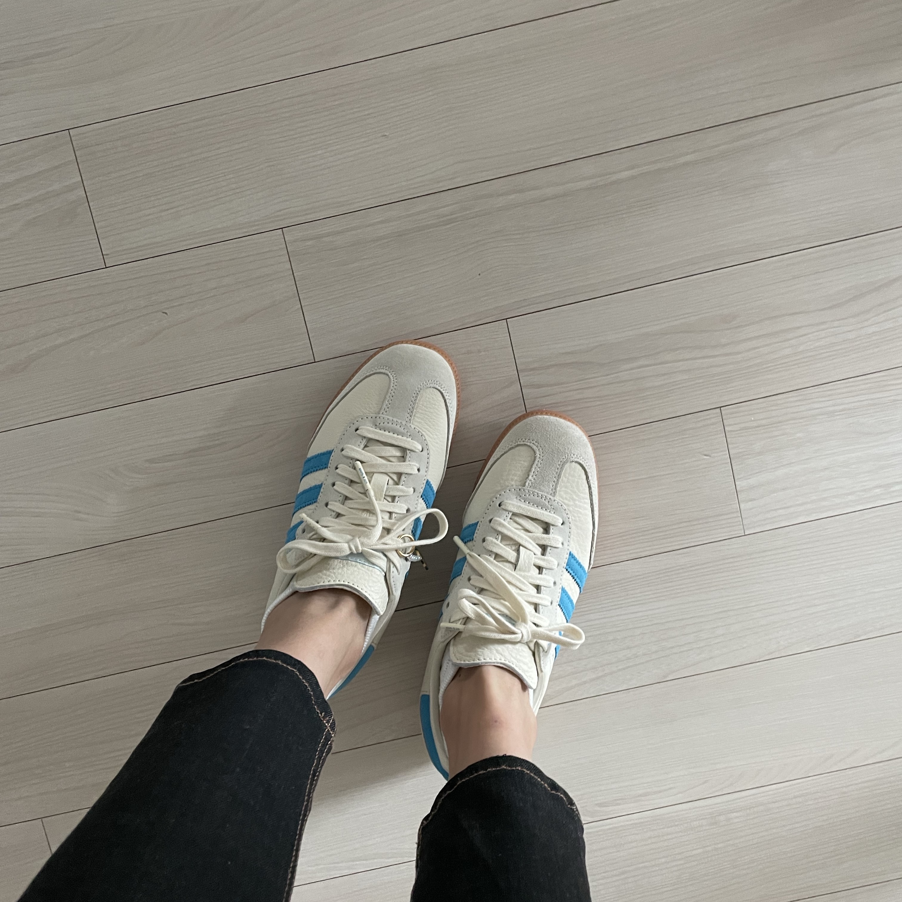 Adidas x Sporty & Rich Samba Cream Blue 착용 스타일 - 2