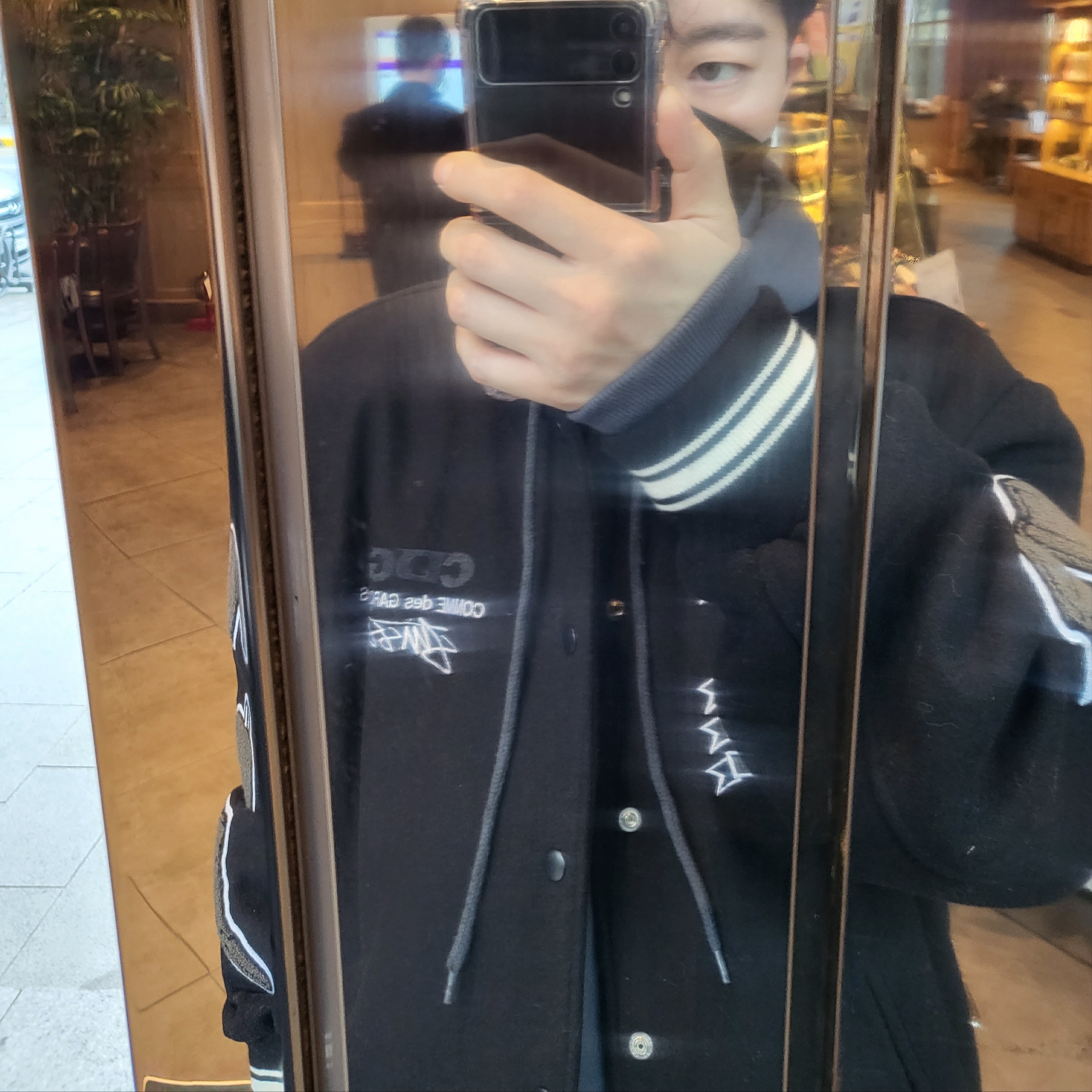 Stussy x CDG Varsity Jacket, Jordan 1 x Travis Scott Retro Low OG SP Sail and Ridgerock 착용 스타일 - 2