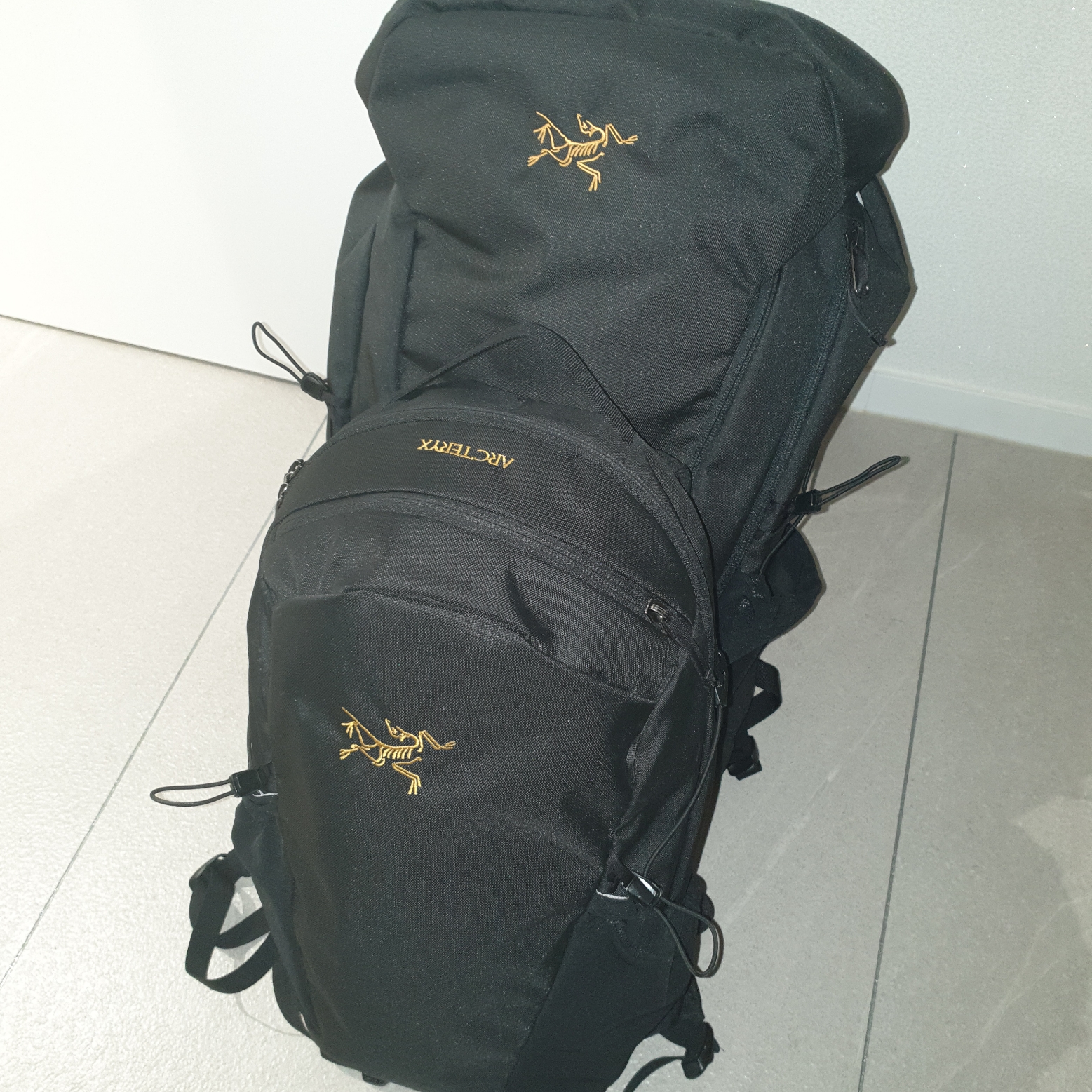 Arc'teryx Mantis 16 Backpack Black, Arc'teryx Mantis 30 Backpack Black 착용 스타일