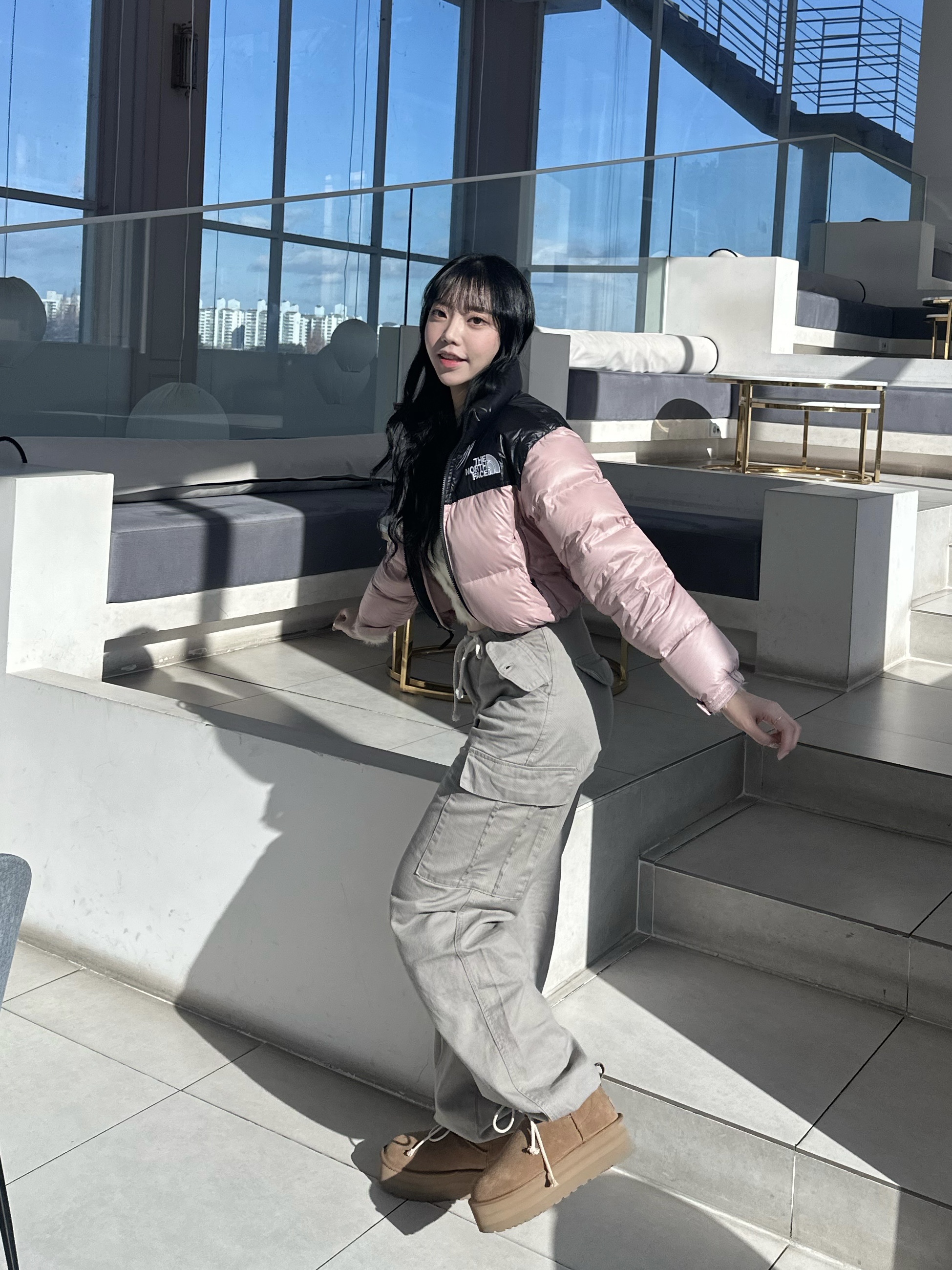 (W) The North Face White Label Novelty Nuptse Down Jacket SE Pink, (W) UGG Classic Ultra Mini Platform Boots Chestnut 착용 스타일 - 2