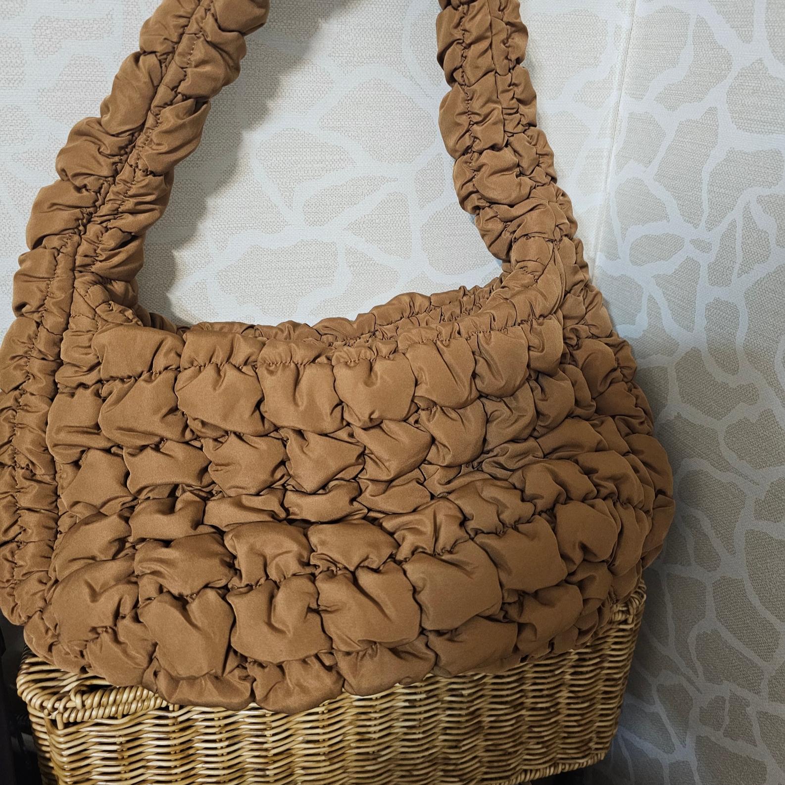 COS Quilted Mini Bag Brown 착용 스타일
