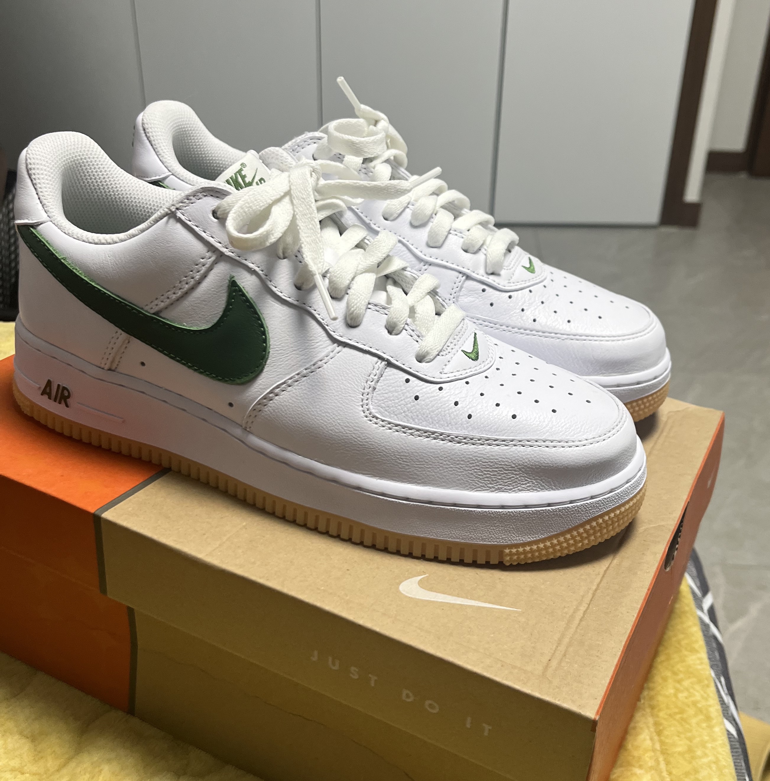 Nike Air Force 1 Low Retro Color of the Month White Forest Green 착용 스타일