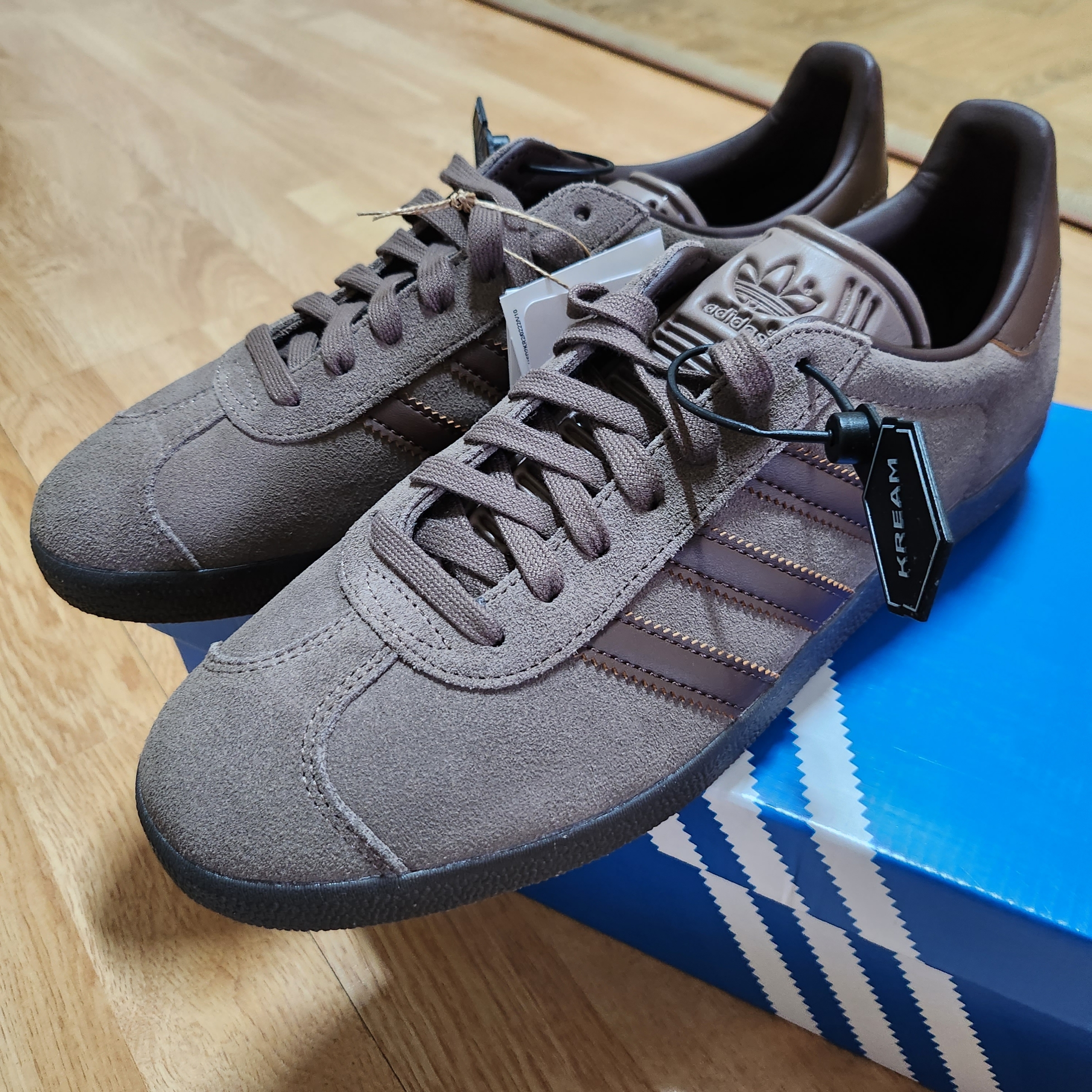 Adidas Gazelle Earth Strata Brown Gum 착용 스타일