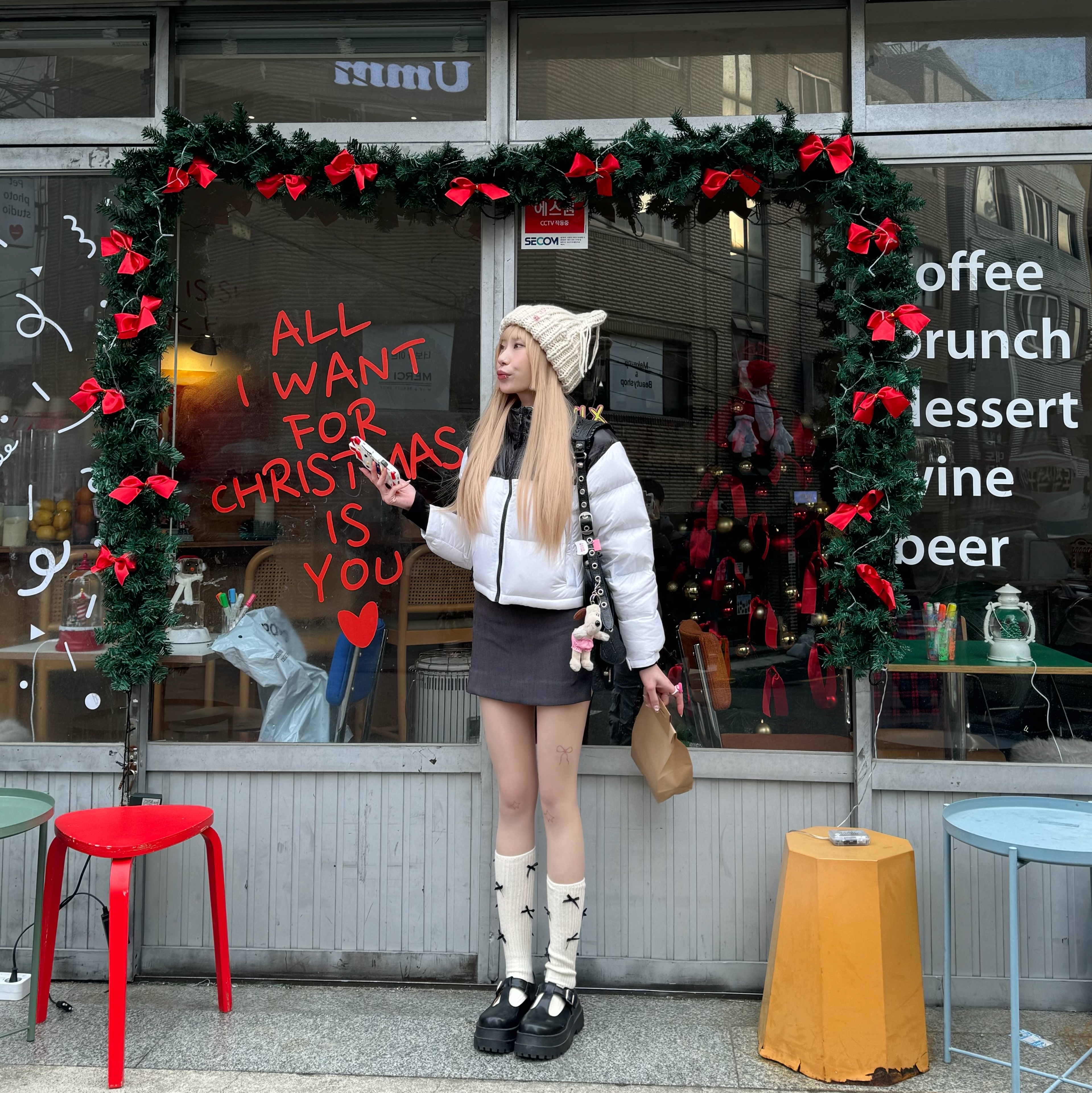 (W) 노스페이스 화이트 라벨 눕시 숏 자켓 화이트, 발렌시아가 아레나 램스킨 르 카골 XS 숄더백 블랙 착용 스타일 - 1