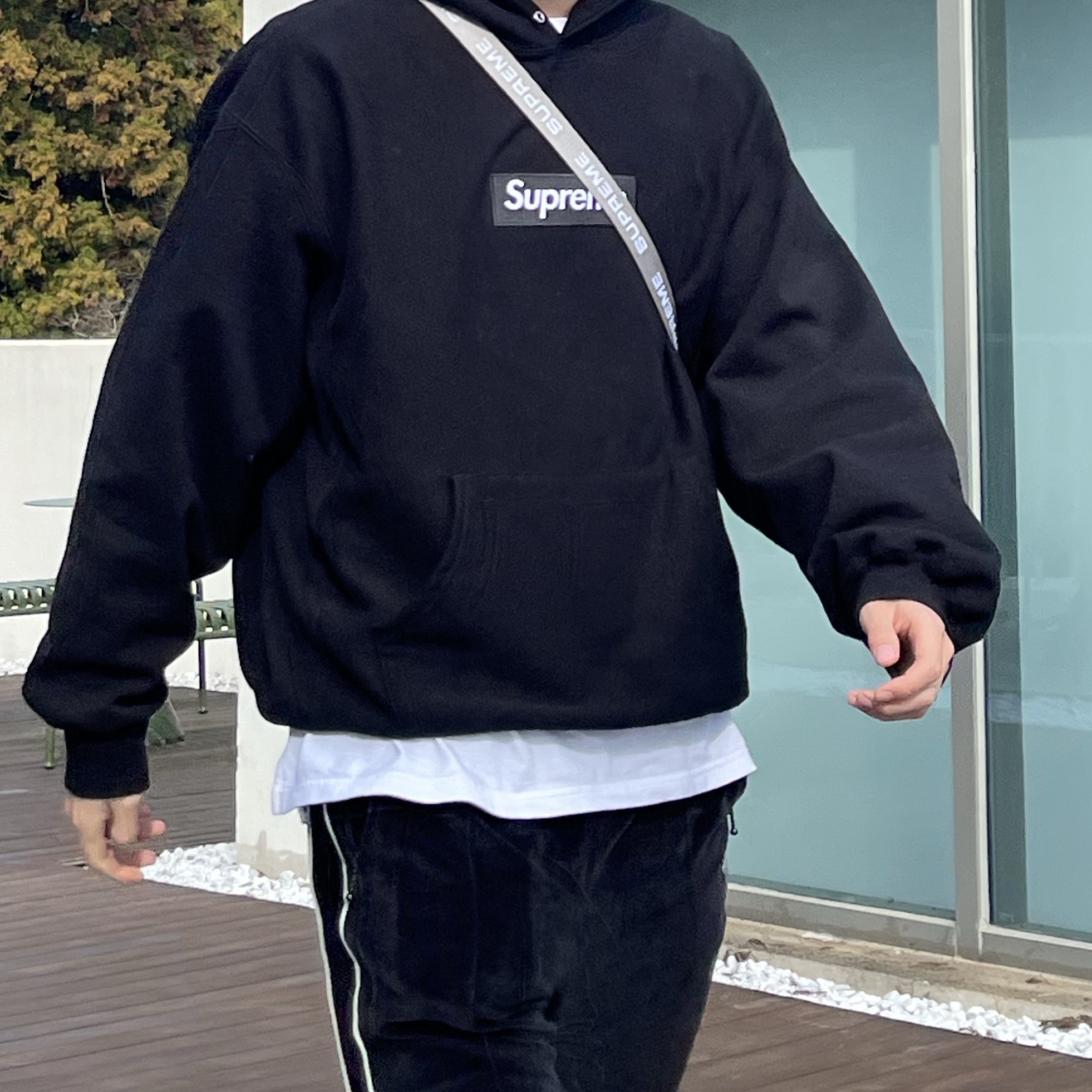 Supreme Box Logo Hooded Sweatshirt Black - 23FW, Supreme Shoulder Bag Silver - 22FW 착용 스타일