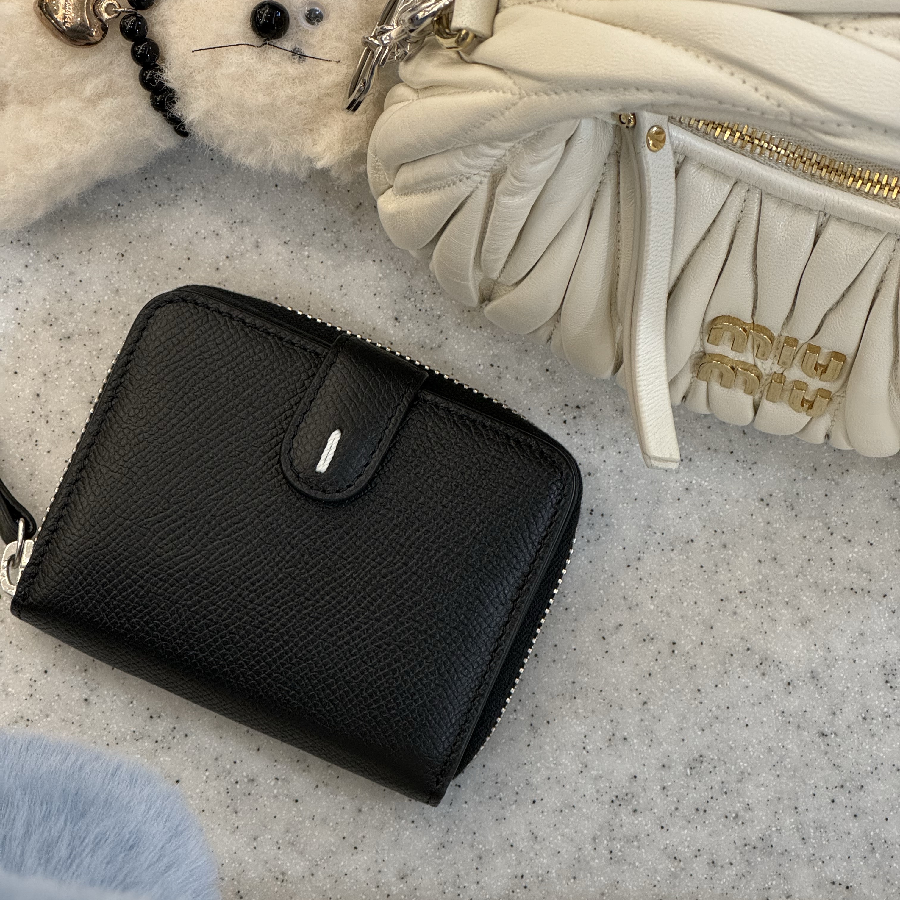 Maison Margiela Zip Around Compact Wallet Black 착용 스타일