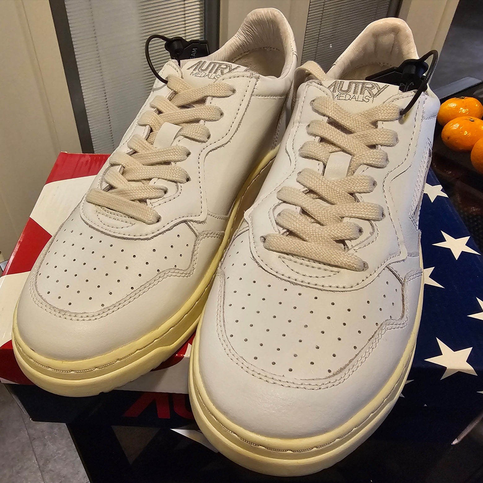 Autry Medalist Low Leather Sneakers White 착용 스타일 - 1