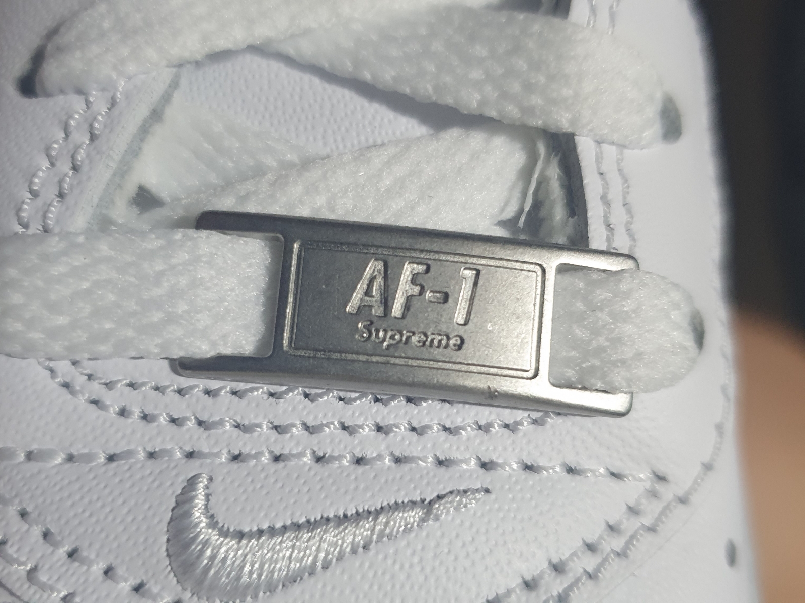 Nike x Supreme Air Force 1 Low White 착용 스타일 - 3