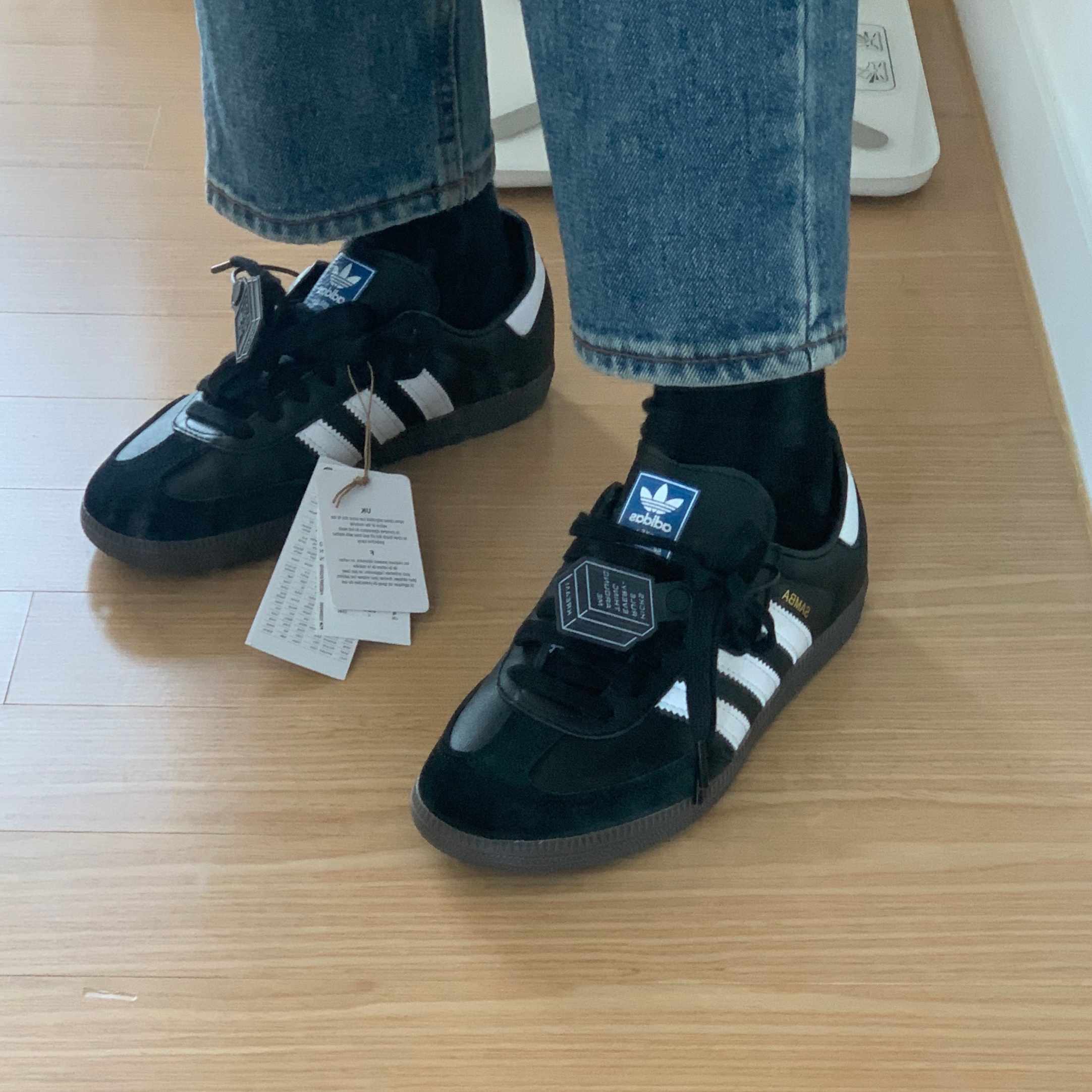 Adidas Samba OG Black White Gum 착용 스타일 - 2