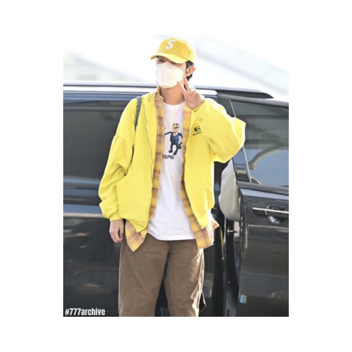 Supreme Business T-Shirt White - 23SS, Balenciaga Unity Sports Icon Layered Hoodie Oversized in Yellow Black 착용 스타일 - 2