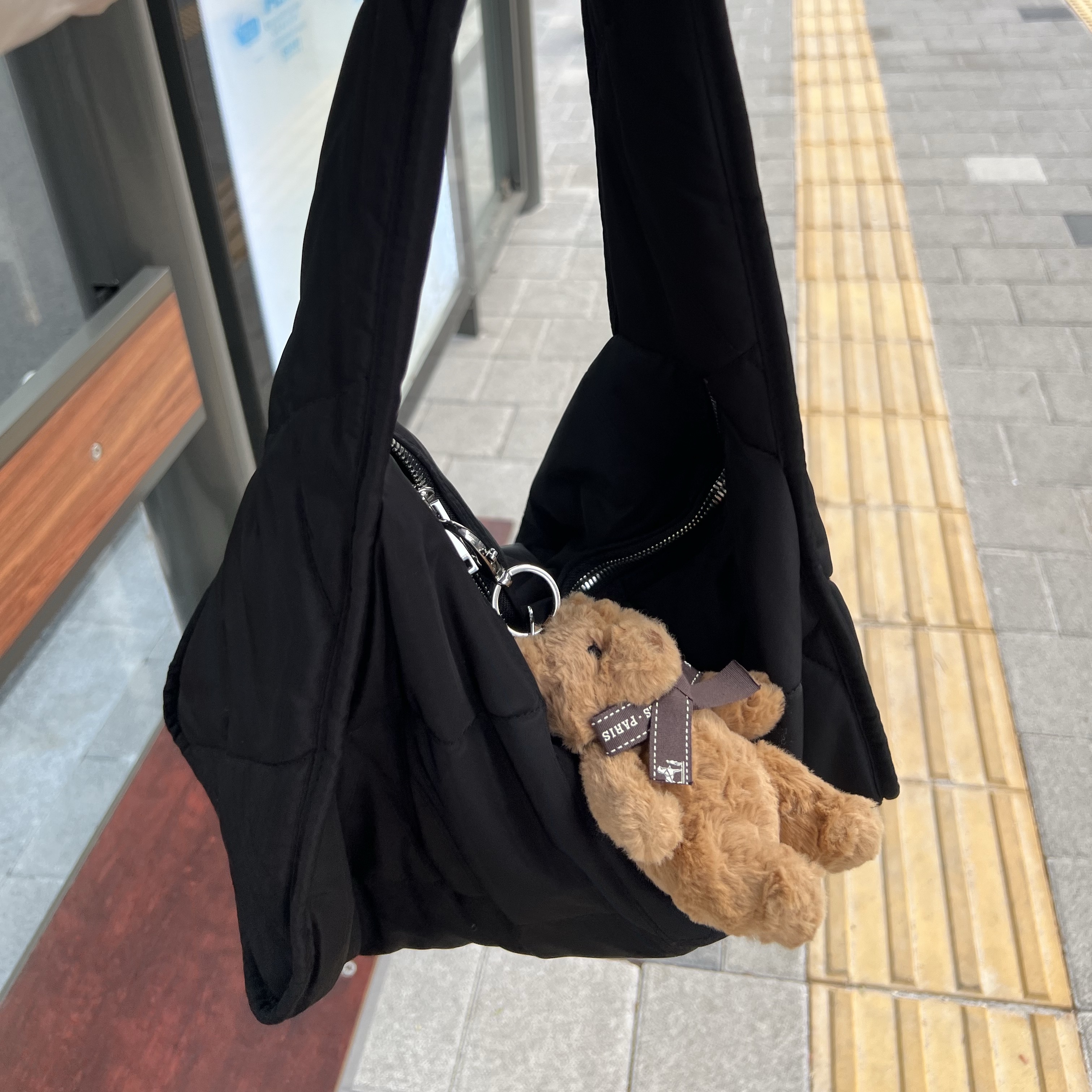 COS Diamond Quilted Hand Bag Black, Jellycat Bartholomew Bear Bag Charm Brown 착용 스타일