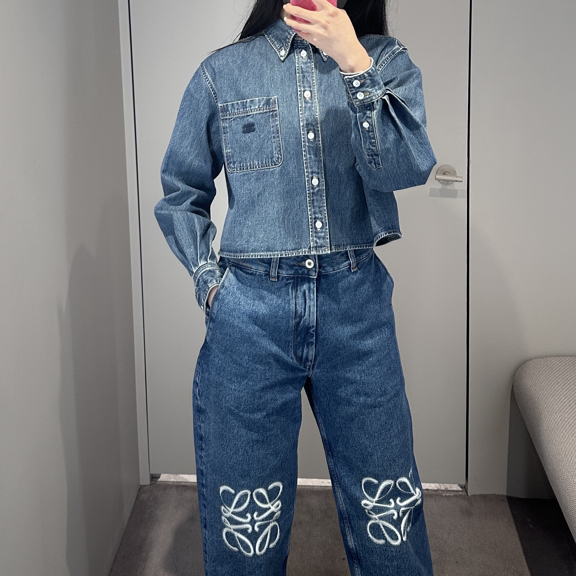 (W) Celine Cropped Shirt in Union Ocean Wash Denim Union Ocean Wash, (W) Loewe Anagram Baggy Denim Jeans Blue 착용 스타일 - 2