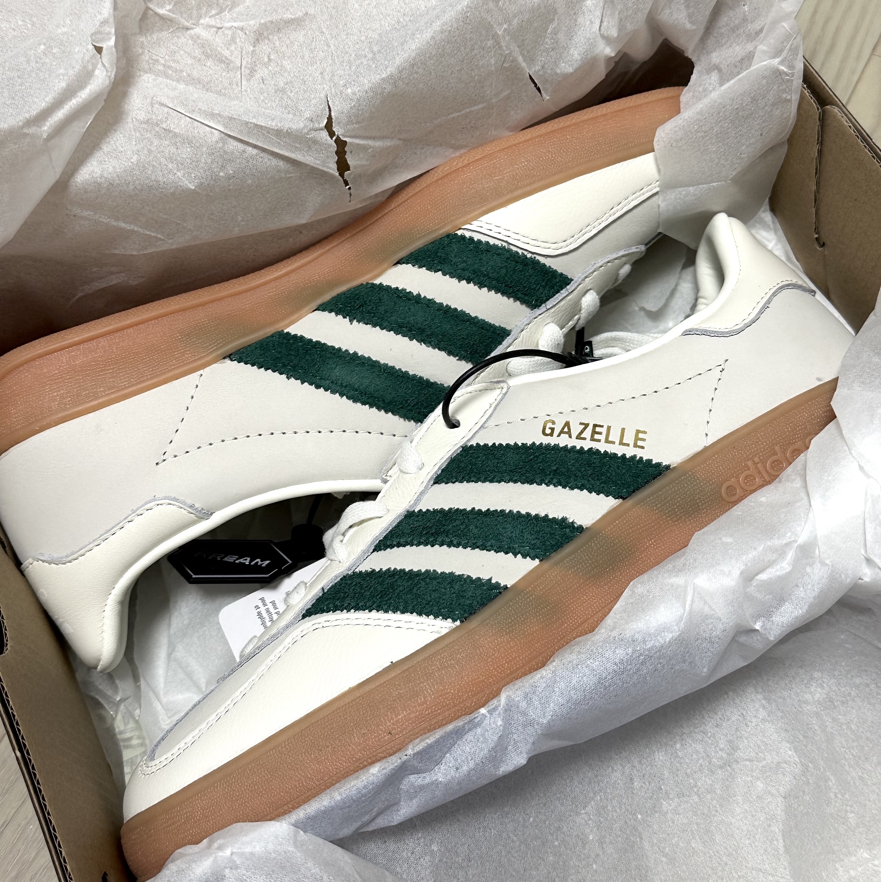 Adidas x Emmi Gazelle Indoor Off White Dark Green 착용 스타일
