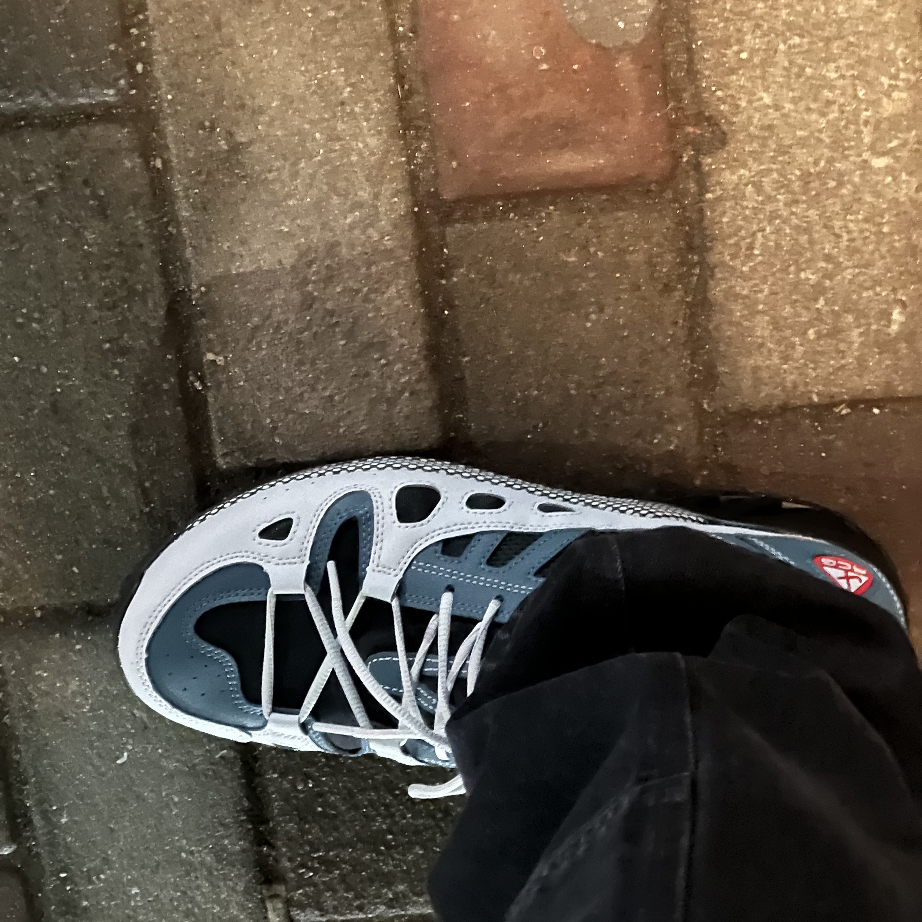 Nike ACG Air Exploraid Neutral Grey and Ash Green 착용 스타일