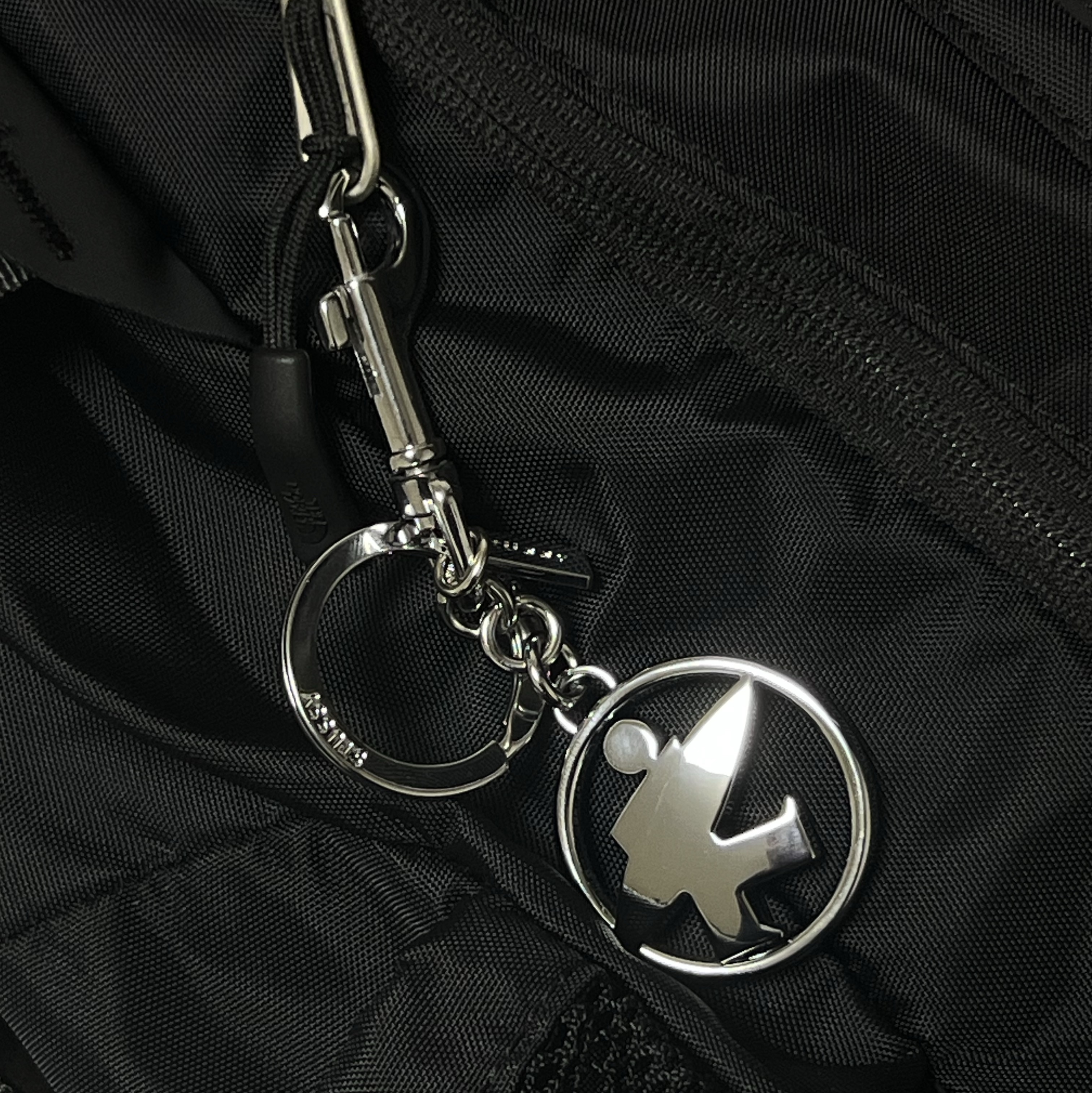 Stussy Surfman Keychain Silver 착용 스타일
