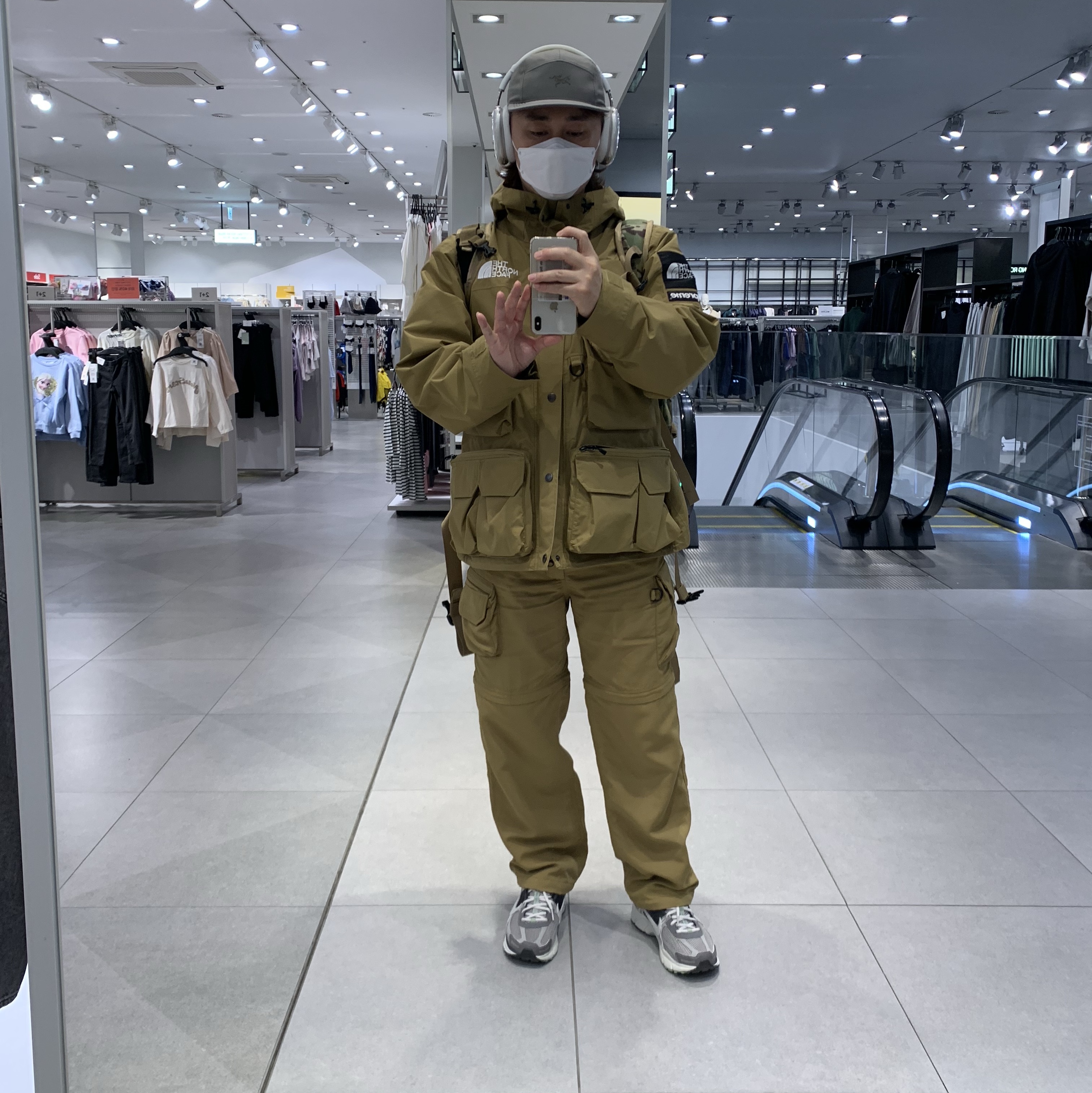 Supreme x The North Face Belted Cargo Pants Gold - 20SS 착용 스타일