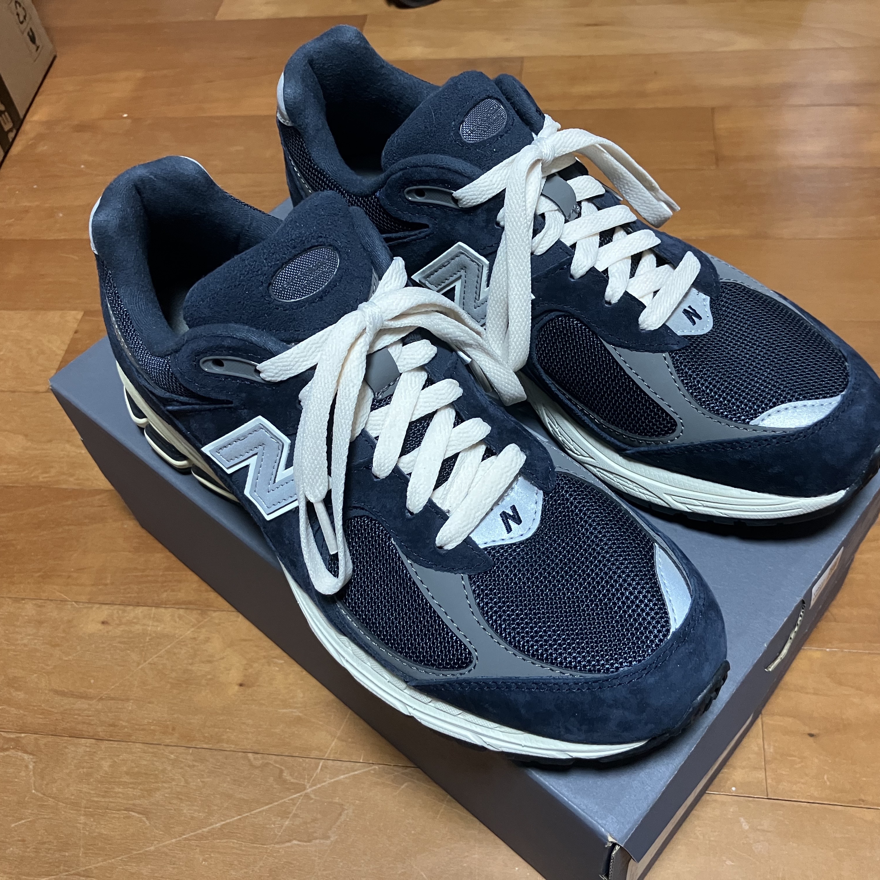 New Balance 2002R Eclipse Castlerock 착용 스타일