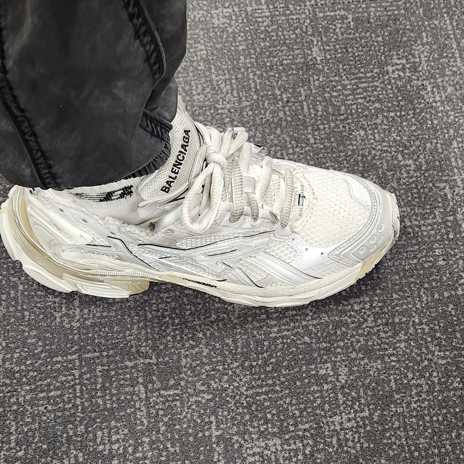 발렌시아가 러너 스니커즈 블랙 착용 스타일 - 1