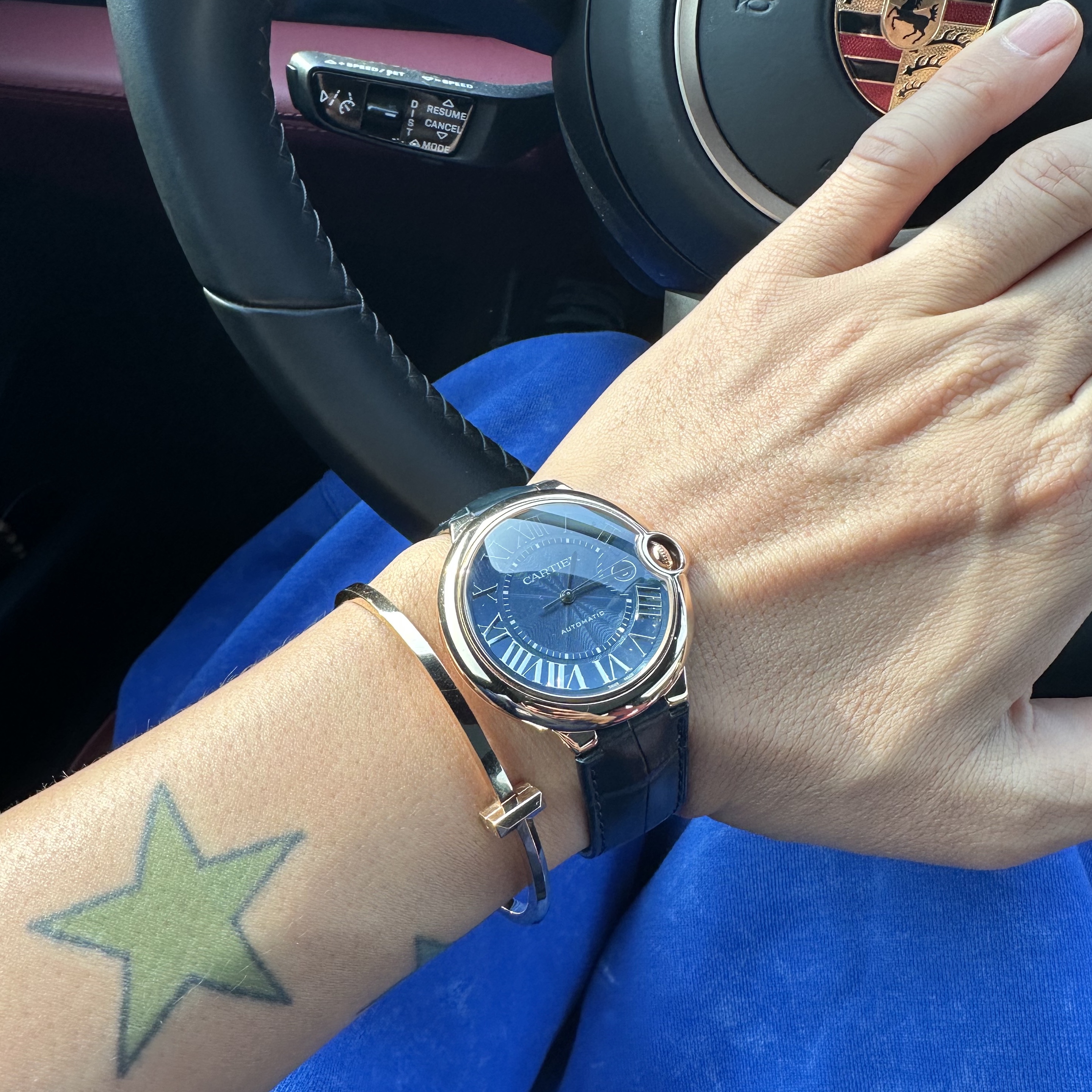 Tiffany & Co. Tiffany T1 Narrow Hinged Bangle Rose Gold, Cartier Ballon Bleu Watch 42 Automatic Steel Bracelet Steel 착용 스타일 - 1